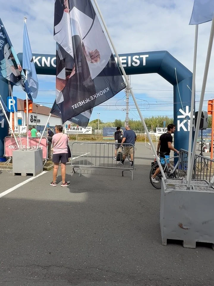 ✨ Vandaag mocht ik deelnemen aan de 1/8 Finishers Triathlon in Knokke-Heist:
600m zwemmen 🏊&zwj;♂️ &ndash; 20km fietsen 🚴&zwj;♂️ &ndash; 6,5km lopen 🏃&zwj;♂️

Wat deze triathlon zo bijzonder maakt? 👉 Het is laagdrempelig, er is een alfabetisch kl