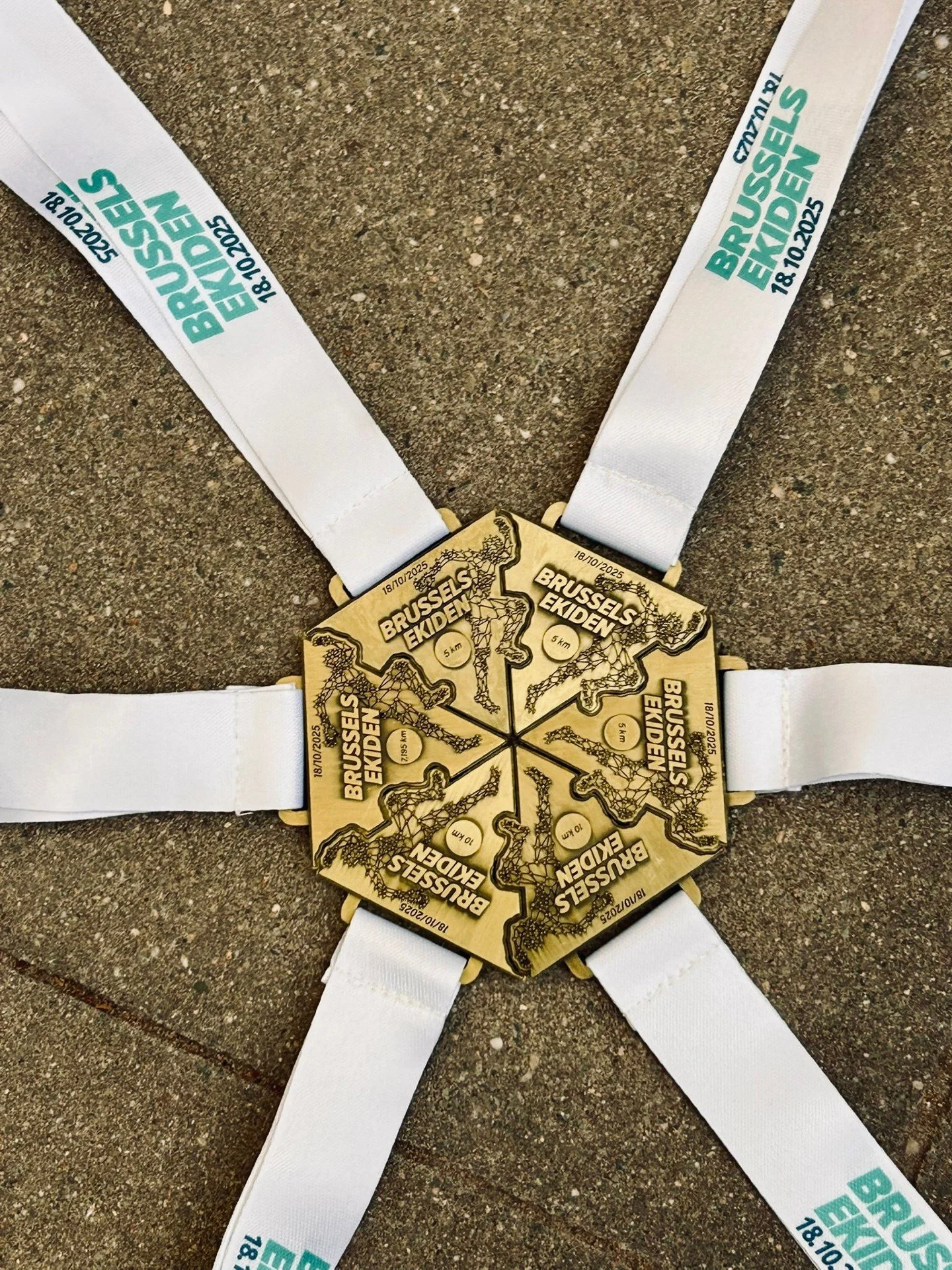 🏅 Medaille Monday

Geen Antwerp of Amsterdam Marathon dit weekend, maar de Brussels Ekiden &mdash; waar een marathon &eacute;cht een teamprestatie wordt 💪

Met het team van Revalidatieziekenhuis Inkendaal liepen we de 42,195 km in zes aflossingen m