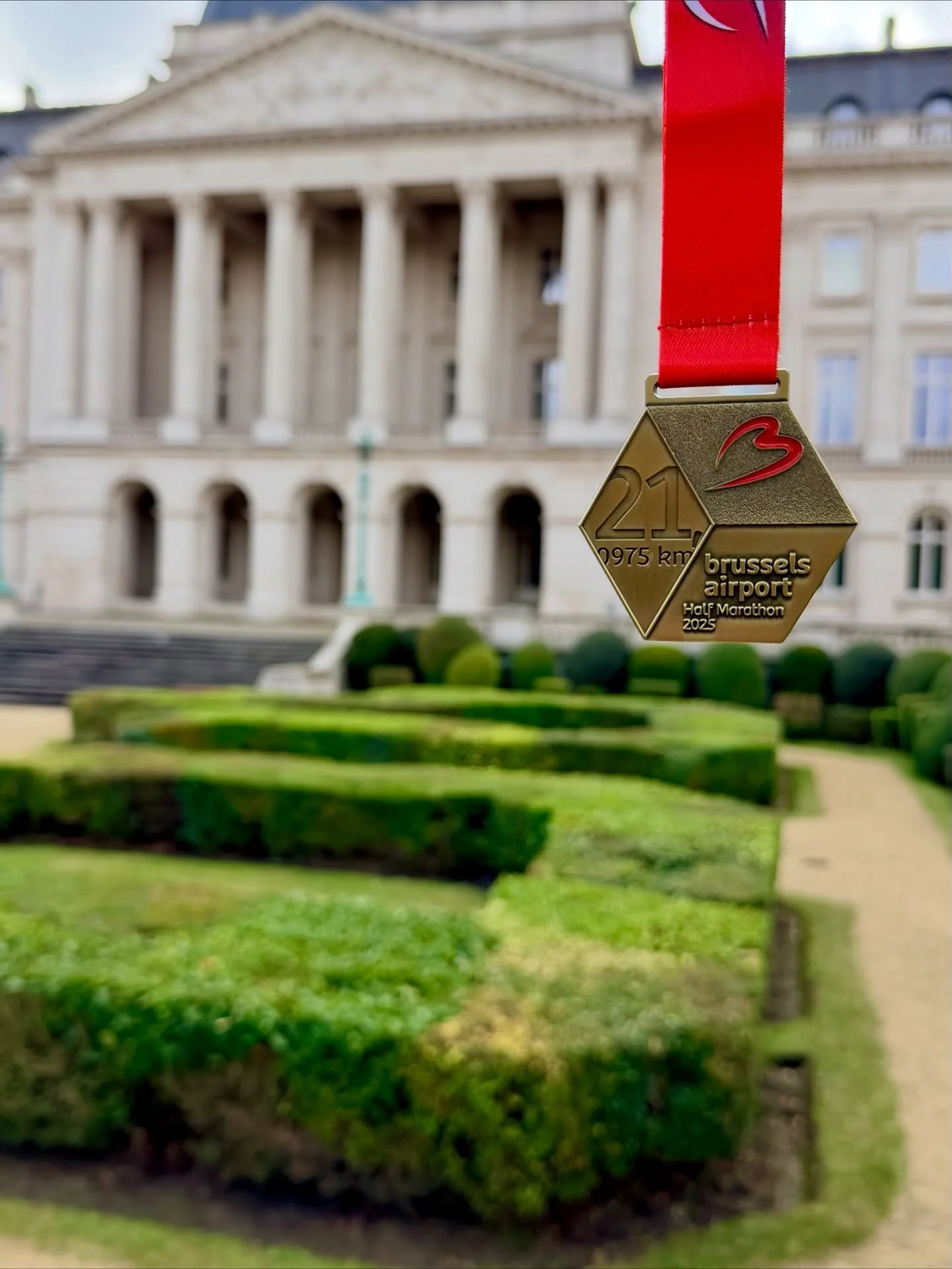 Medal Monday 🏅 -  mijn eerste Halve Marathon 

21,095 km pure fun, emoties en een paar momenten waarop ik m&rsquo;n levenskeuzes in vraag stelde 😅
Brussel trakteerde op sfeer, supporters, en een feestje langs elke bocht 🎉

Van het Atomium tot de p