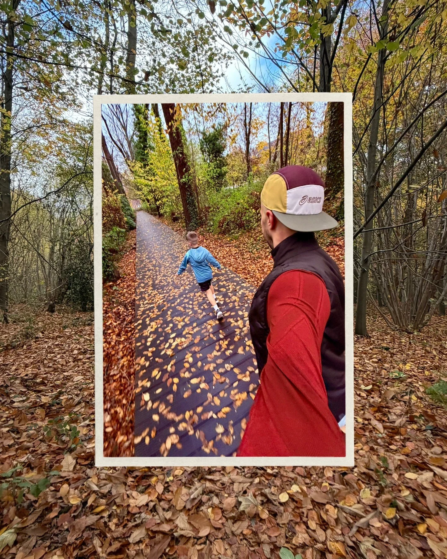 NLD/FR/ENG

Kleine stappen, grote momenten.
Af en toe een 6K/Q-time run met mijn zoontje: verbinden, praten en samen rust vinden.
Het hoeft niet altijd een lange duurloop of stevige intervaltraining te zijn, soms is dit precies genoeg.

De petits pas