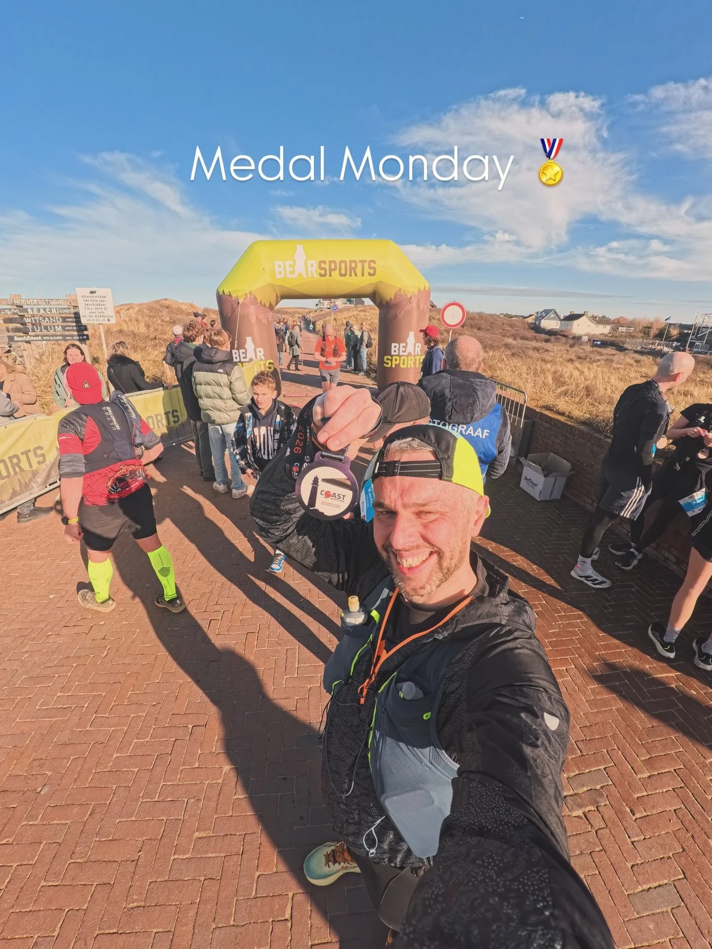 Medal Monday.

Halve marathon in Park Hollandse Duinen in Noordwijk 🇳🇱.
Mijn eerste strandervaring als loper, met zon, zee en strand aan mijn zijde.

Ideale omstandigheden en als extra een mooie ontmoeting met @runninglife_of_papa.

Deze race was o