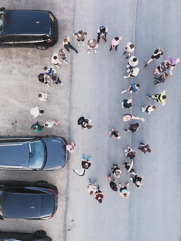 Gisterenavond voelde simpel&hellip; en tegelijk juist helemaal juist.

10 km door Gent. Samen uit, samen thuis.
Ik liep niet alleen op mijn ritme, maar ook op dat van de groep. En ergens daarin zat iets moois.

De warmte, het licht, de stad die preci