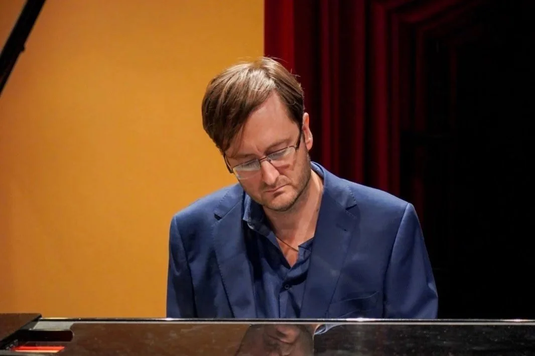 The Left-Handed Pianist