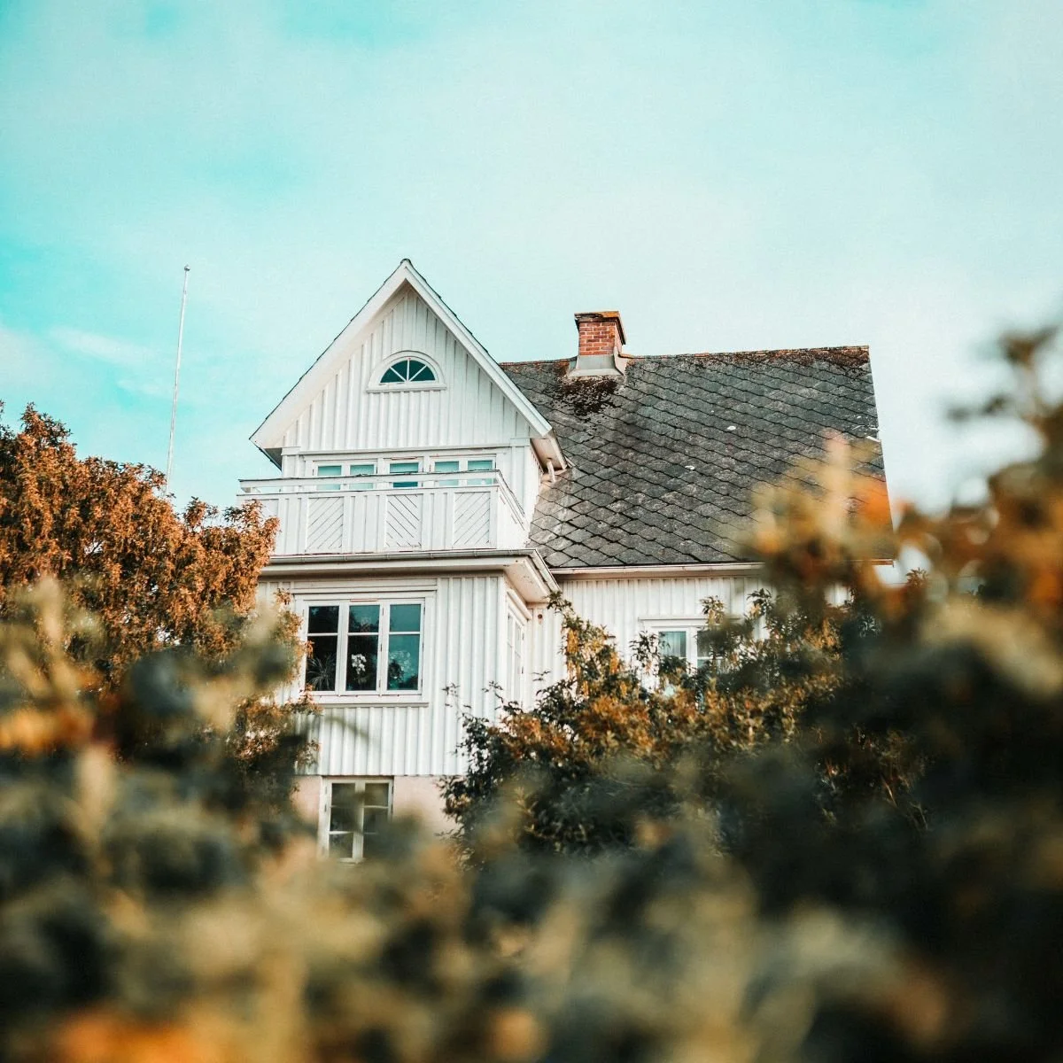 Köpa hus i Tyresö – Skärgårdsidyll och 70-talsutmaningar