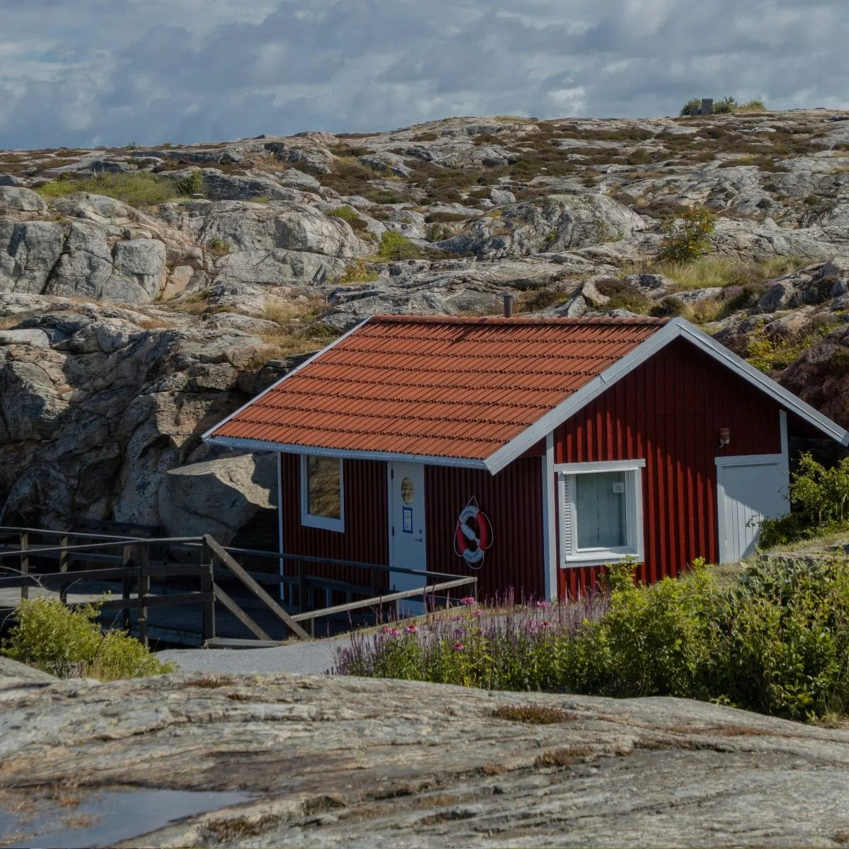 Taket är bytt och fasaden skiner – men hur mår husets mörka vind?