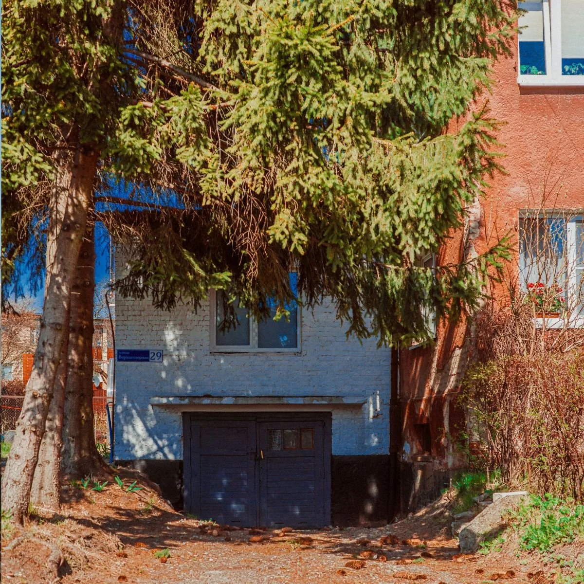 Det inbyggda garaget – Bekvämligheten som blev en byggteknisk riskzon