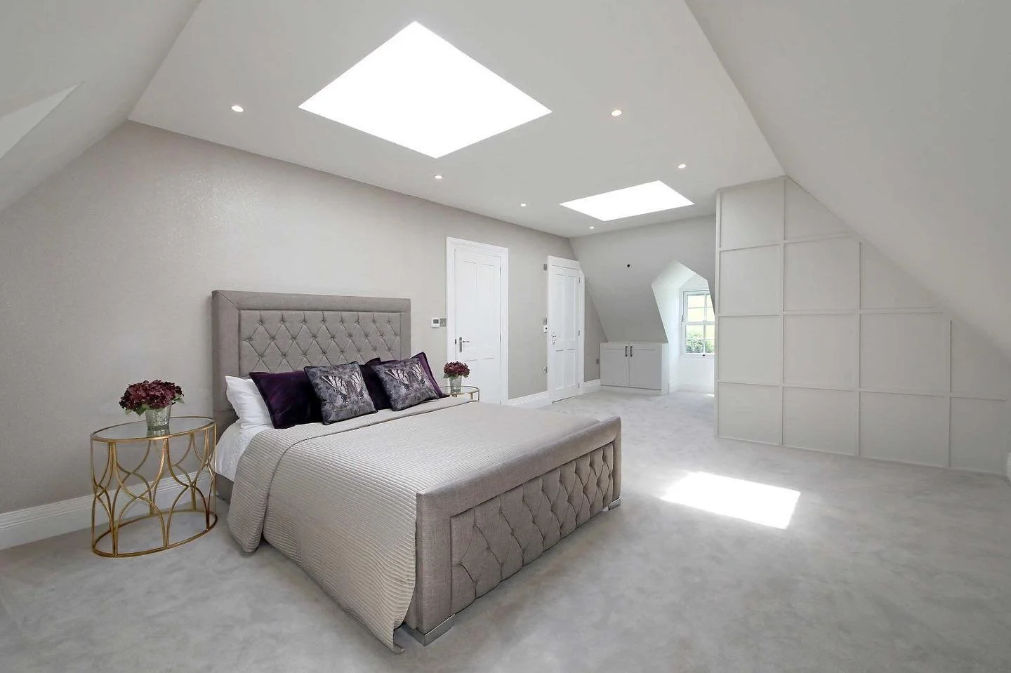 Loft spaces can be quite daunting, but who said loft rooms need to be cramped and stuffy? 🤔 This bright and spacious bedroom benefits from rooflights that flood the room with natural light ✨