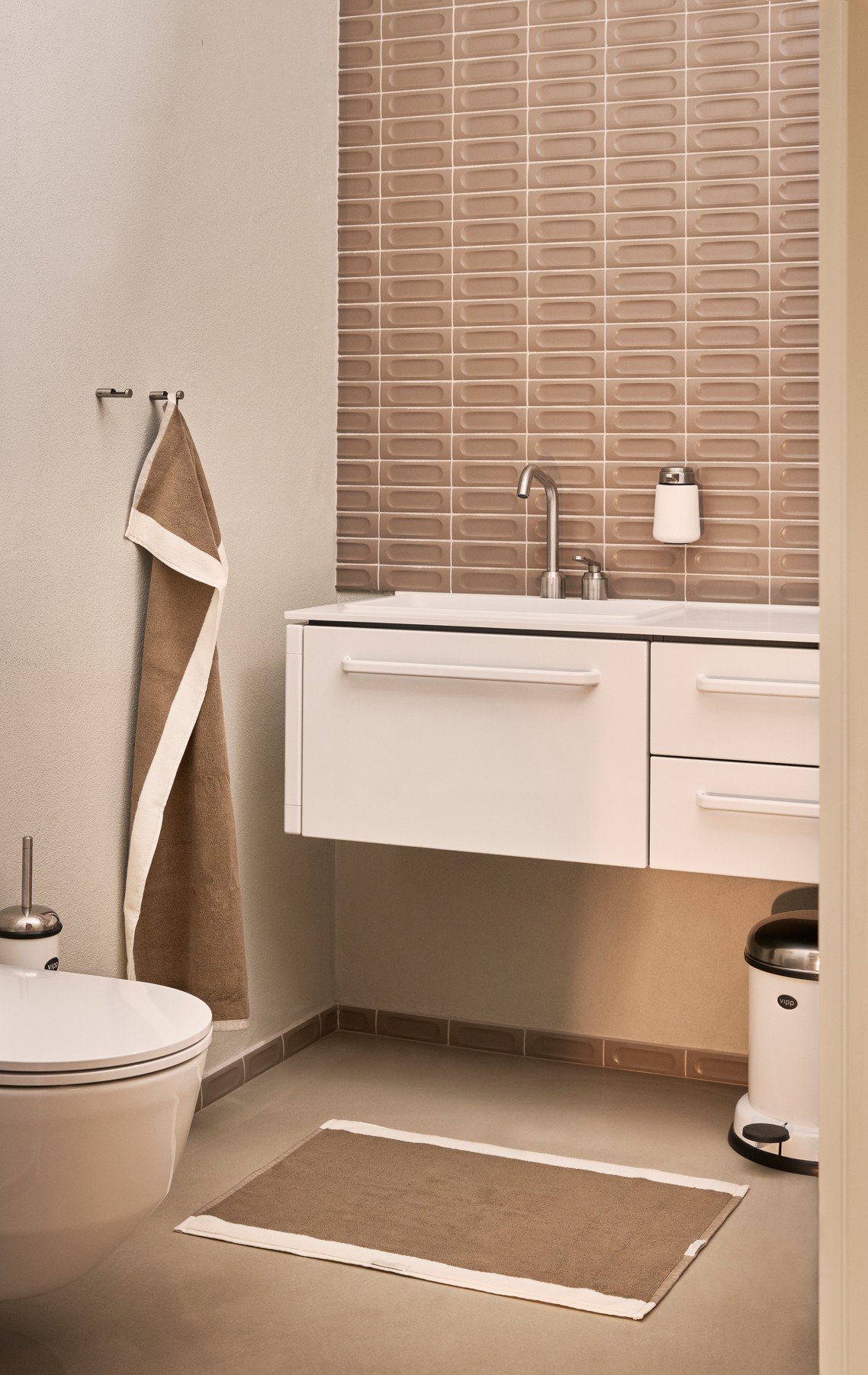 vipp-101-104-bath-mat-towel-large-taupe-01 (1).jpg