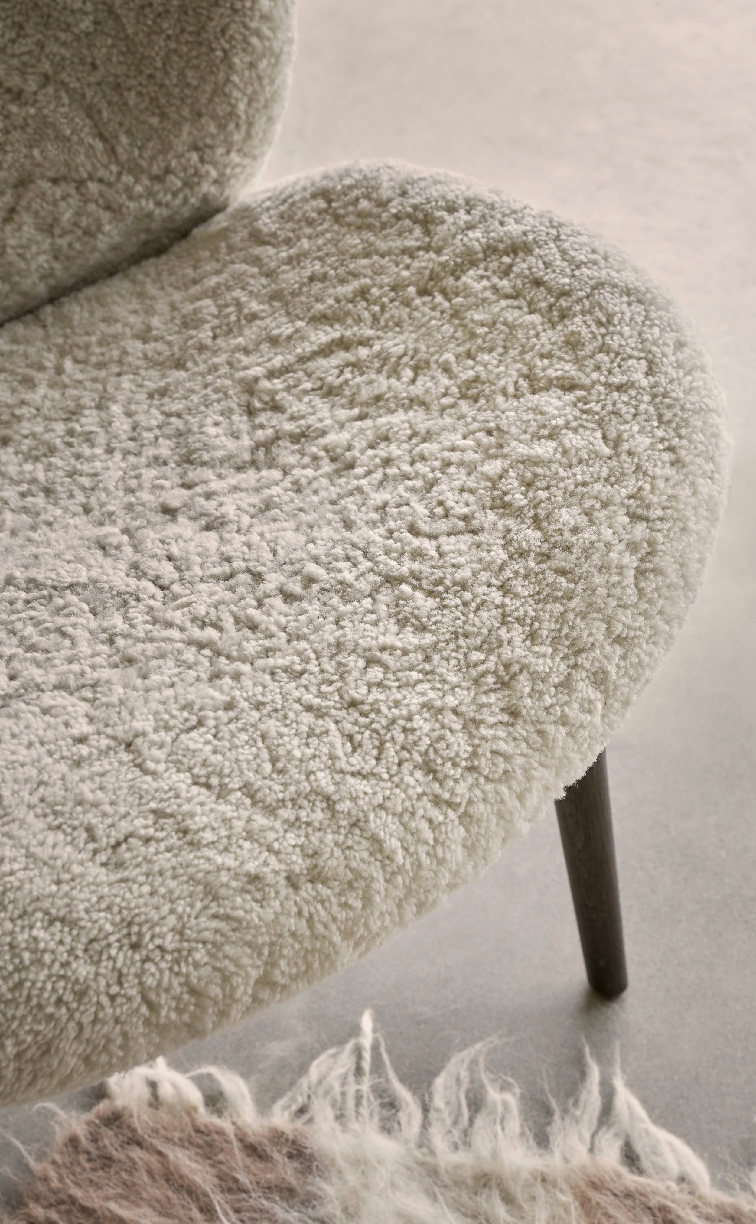 vipp-469-lodge-lounge-low-back-white-detail-01.jpg