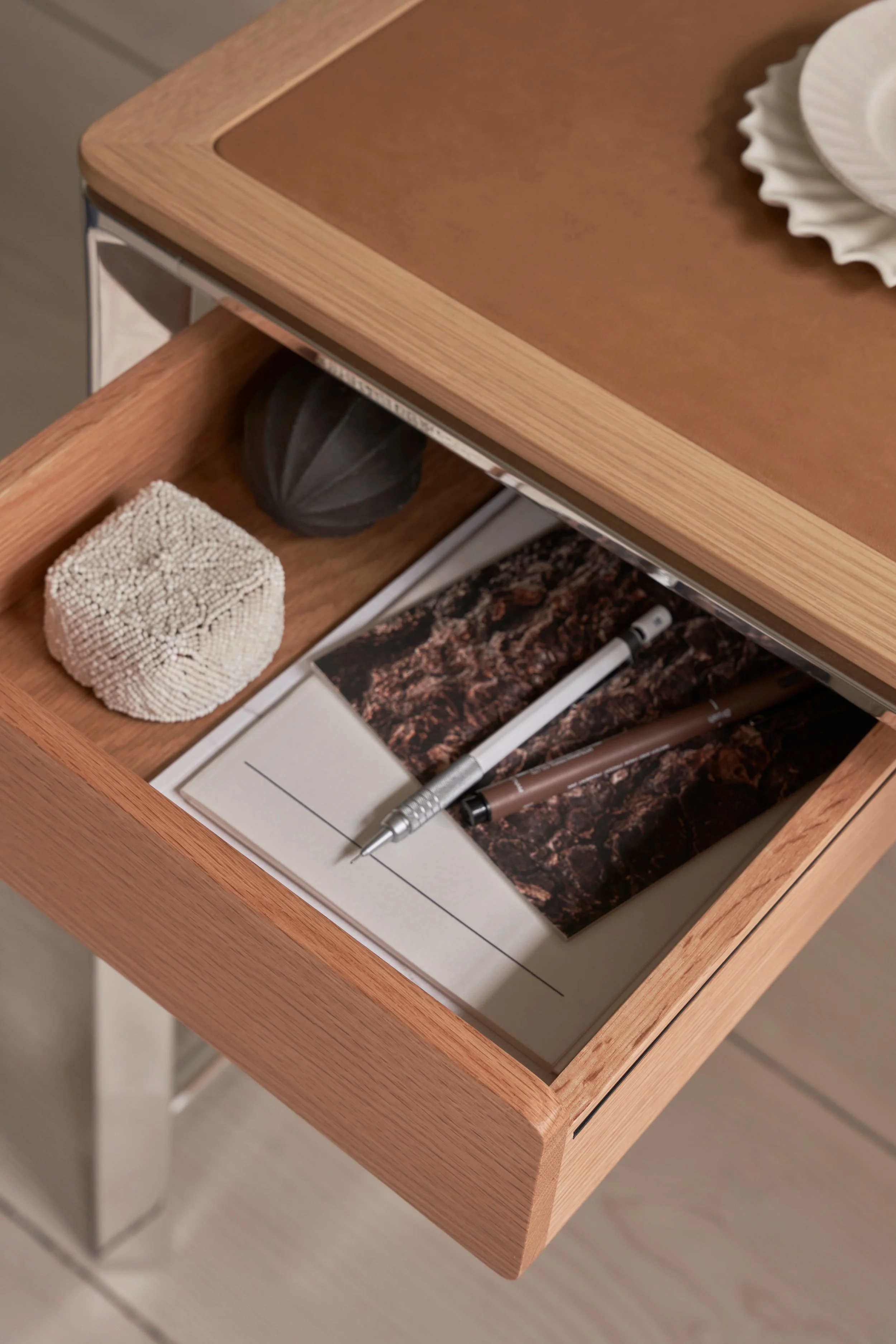 vipp-89D4-studio-desk-camel-drawer-light-oak-detail-01 (1).jpg