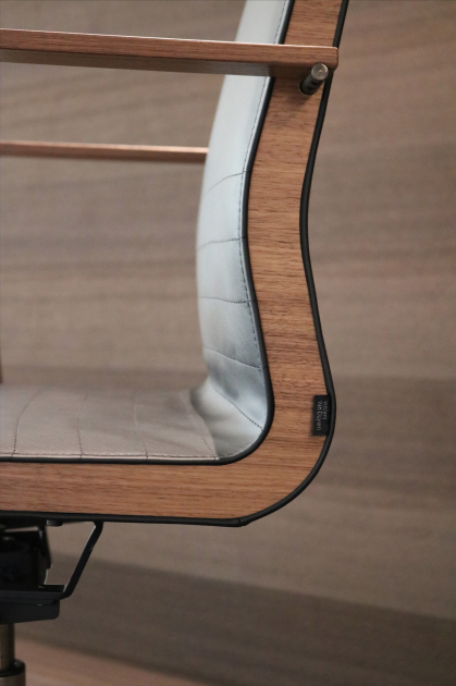vvd-chair-9f53c4d5-a9b9-4438-b0f5-d1e7bc6a1477.png