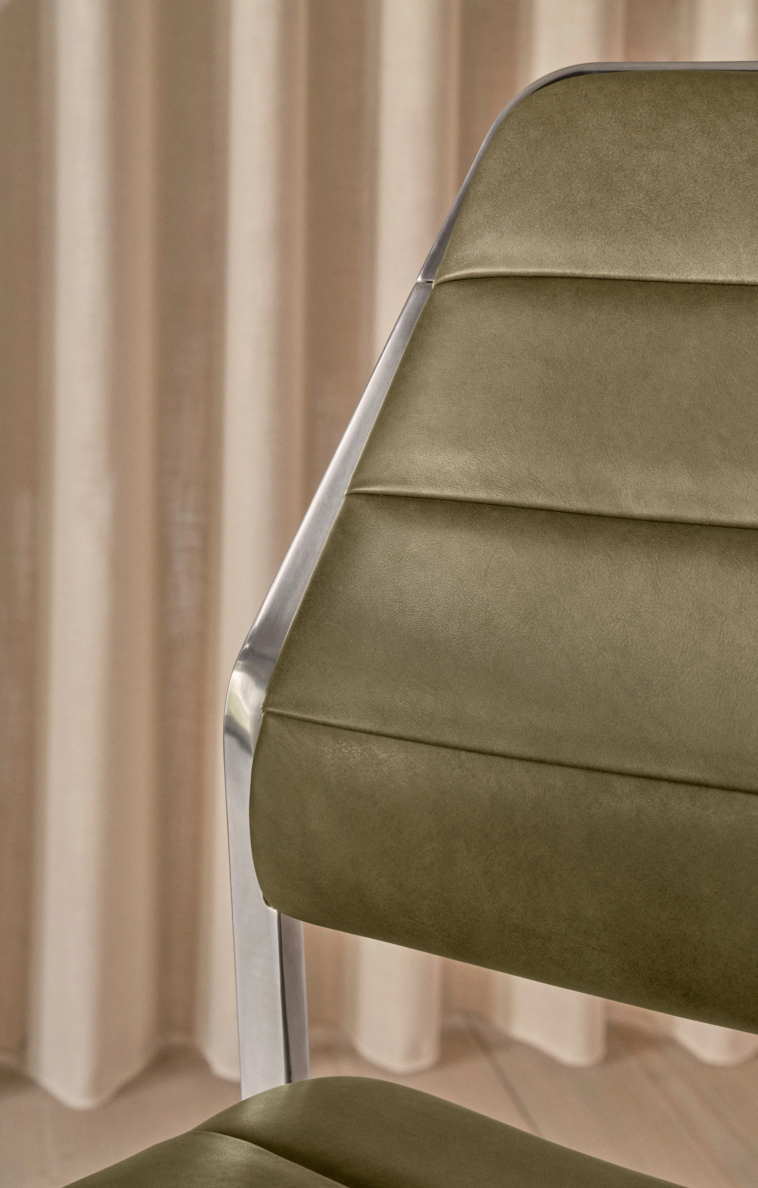 vipp-454-swivel-chair-alu-bosco-green-gliders-detail-02.jpg