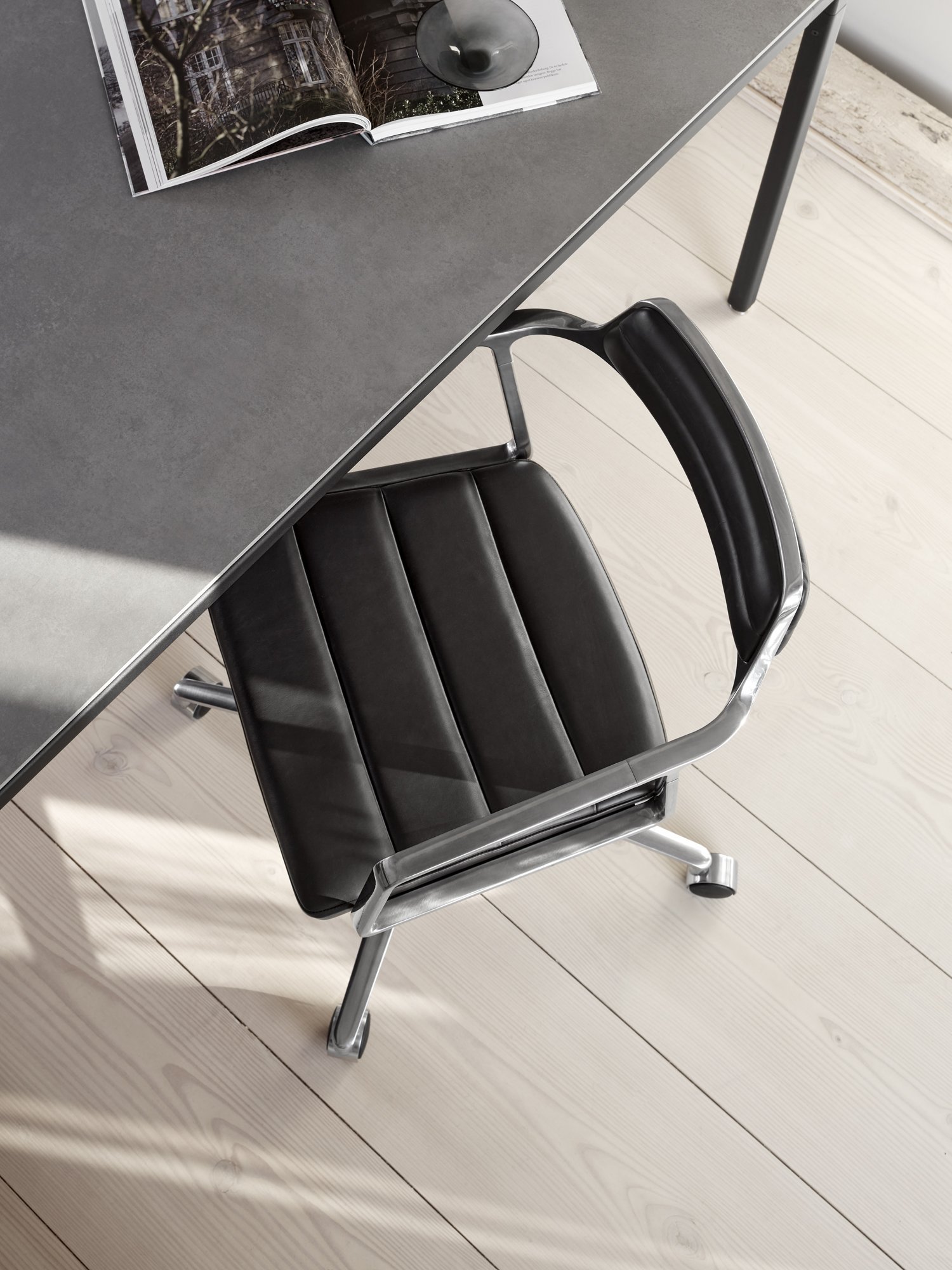 vipp-452-swivel-chair-alu-black-04+%281%29.jpg