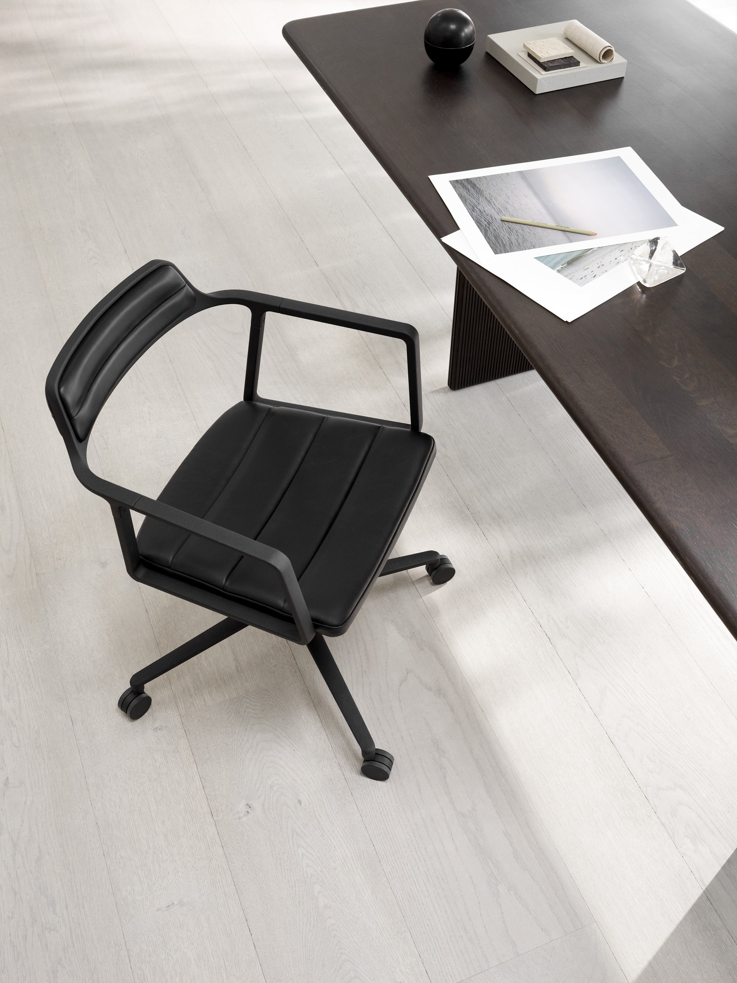 vipp452-swivel-chair-black-03-low.jpg