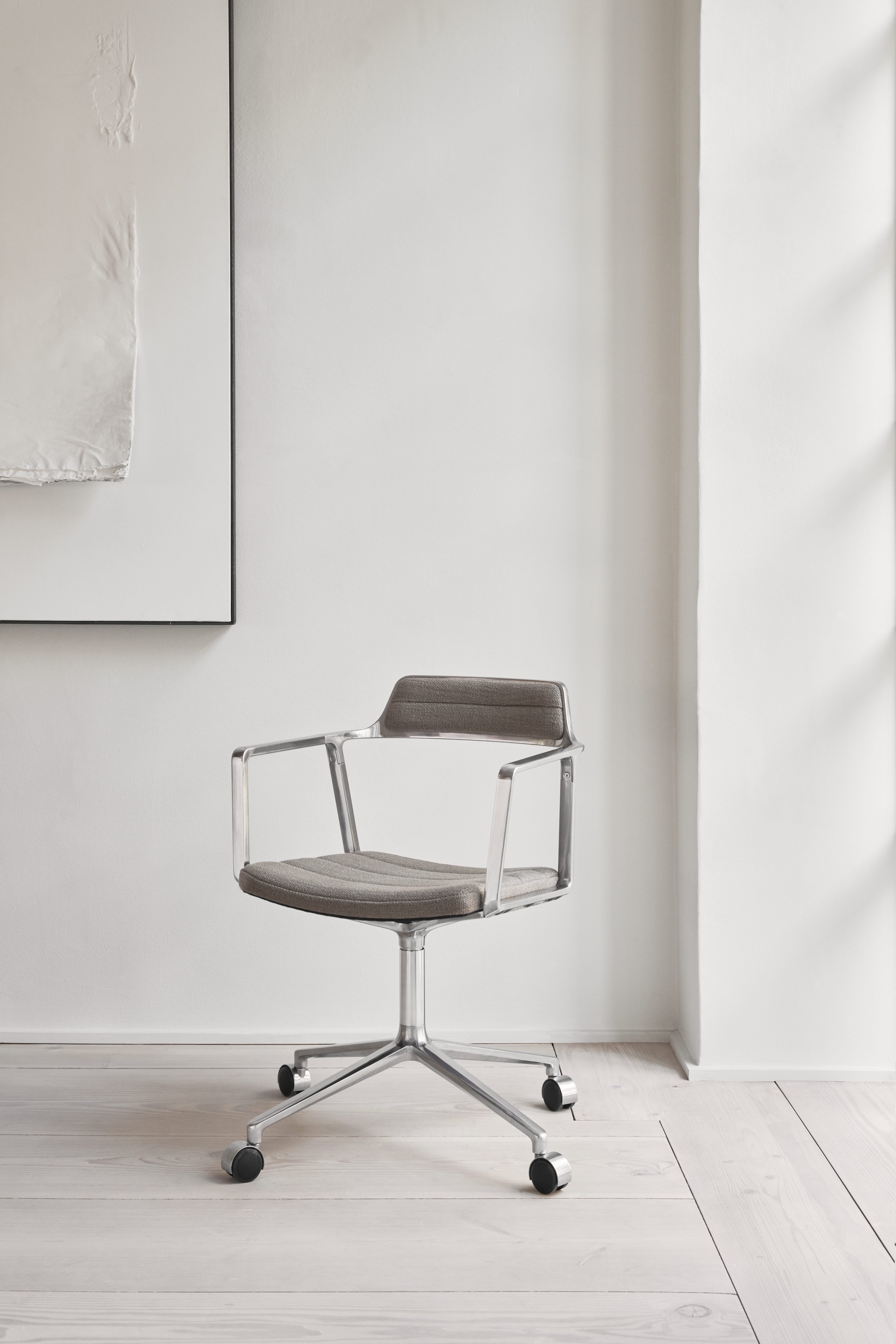 vipp-452-swivel-chair-alu-darksand-textile-castors-01.jpg