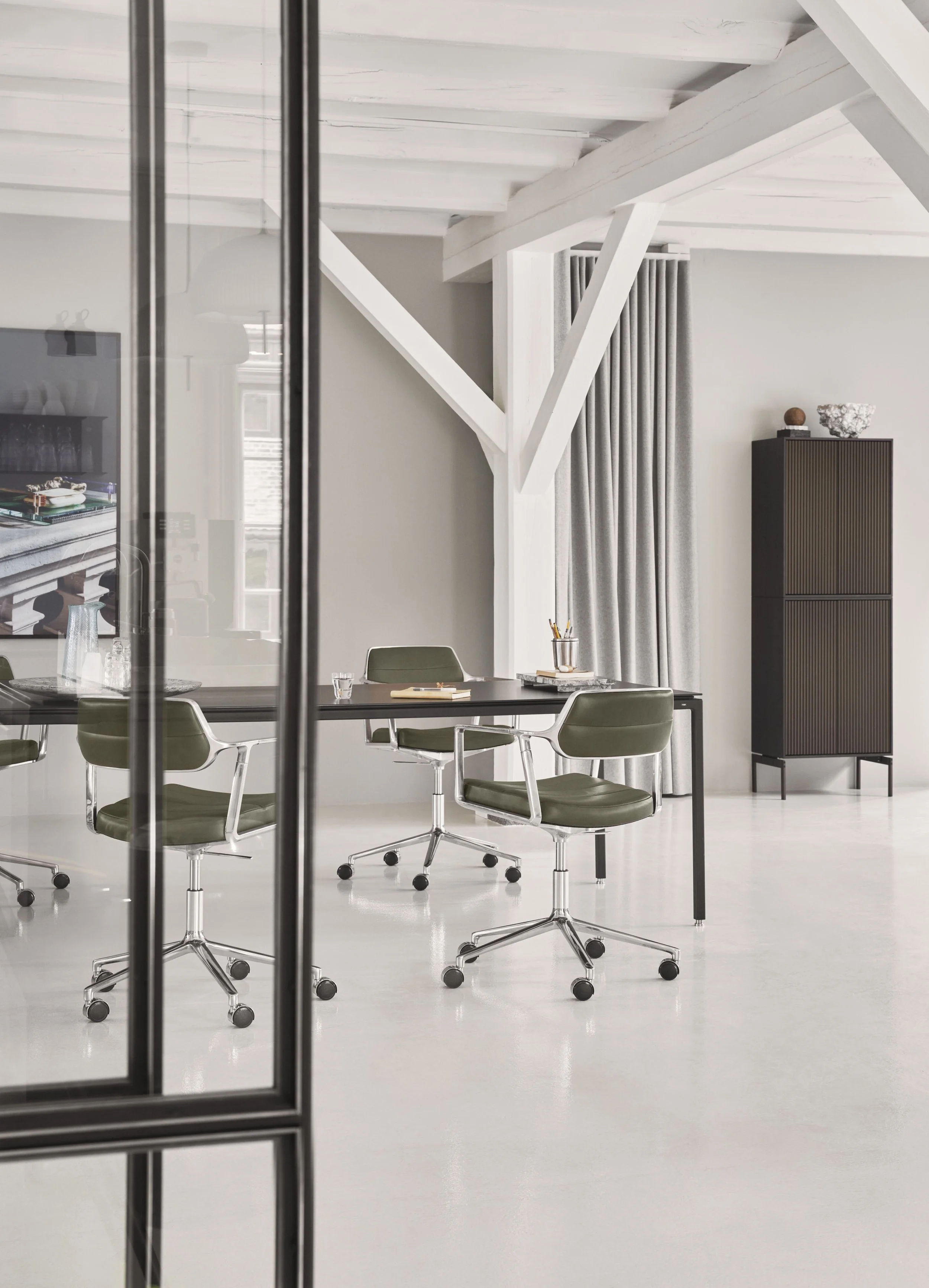 vipp-453-swivel%2B-bosco-green-conference-01.jpg