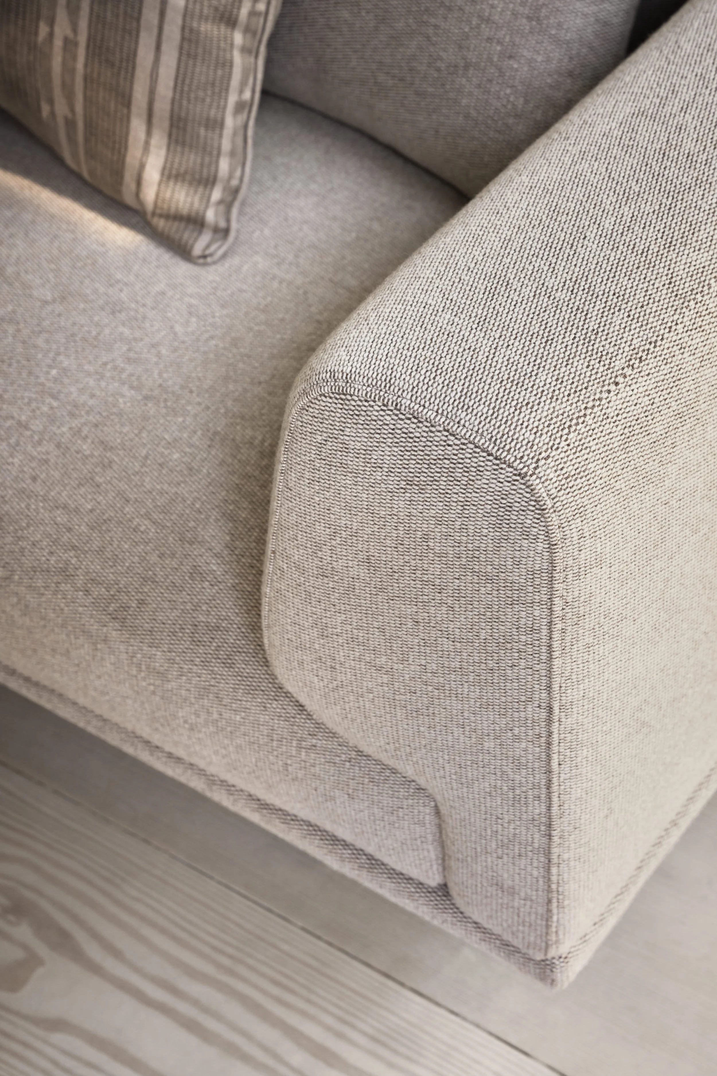 vipp-632-sofa-chimney-brook-beige%EF%80%A2chesnut-detail-02.jpg