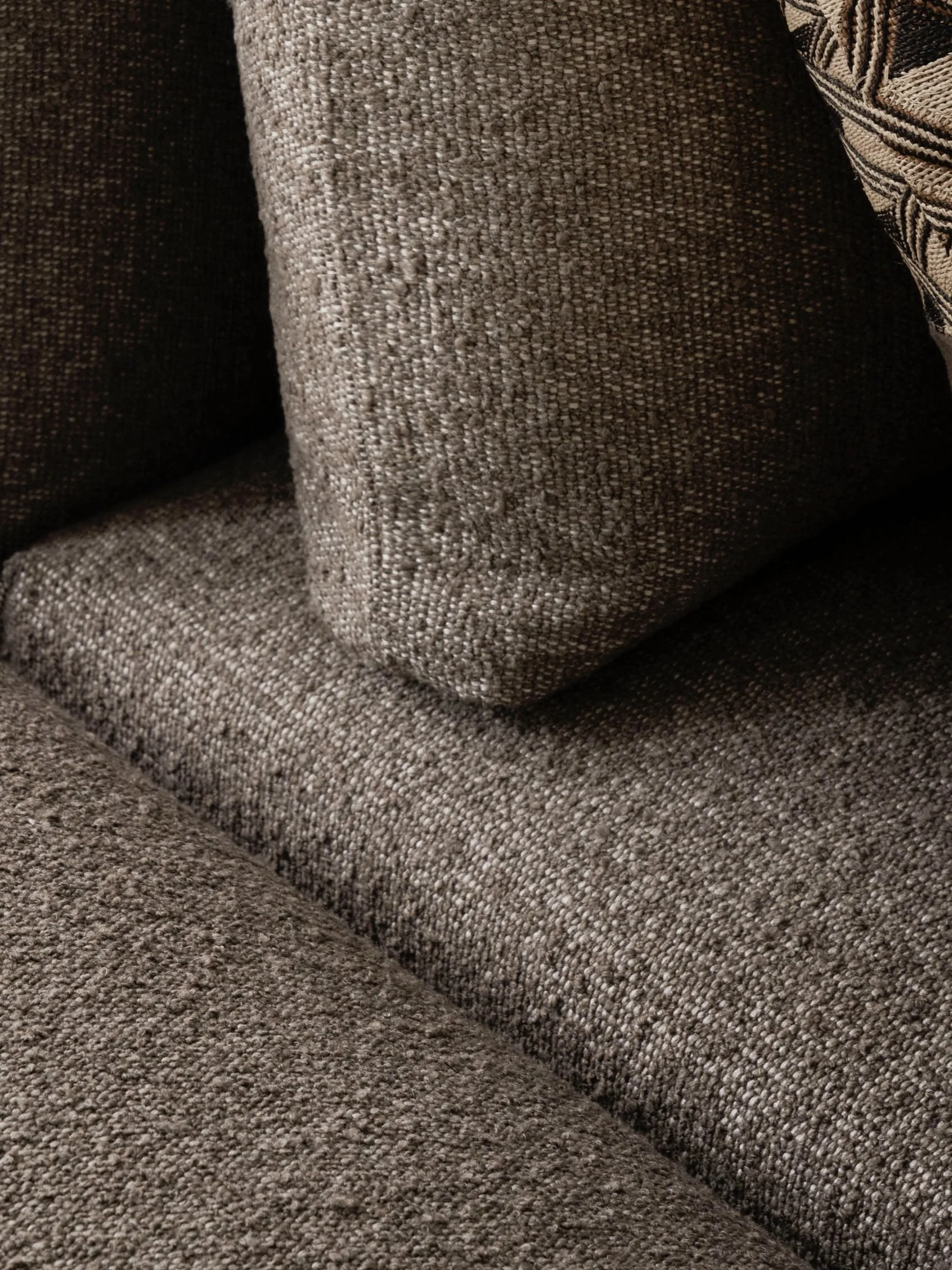 vipp-610-sofa-loft-bark-umber%EF%80%A2off-white-detail-01+2.jpg