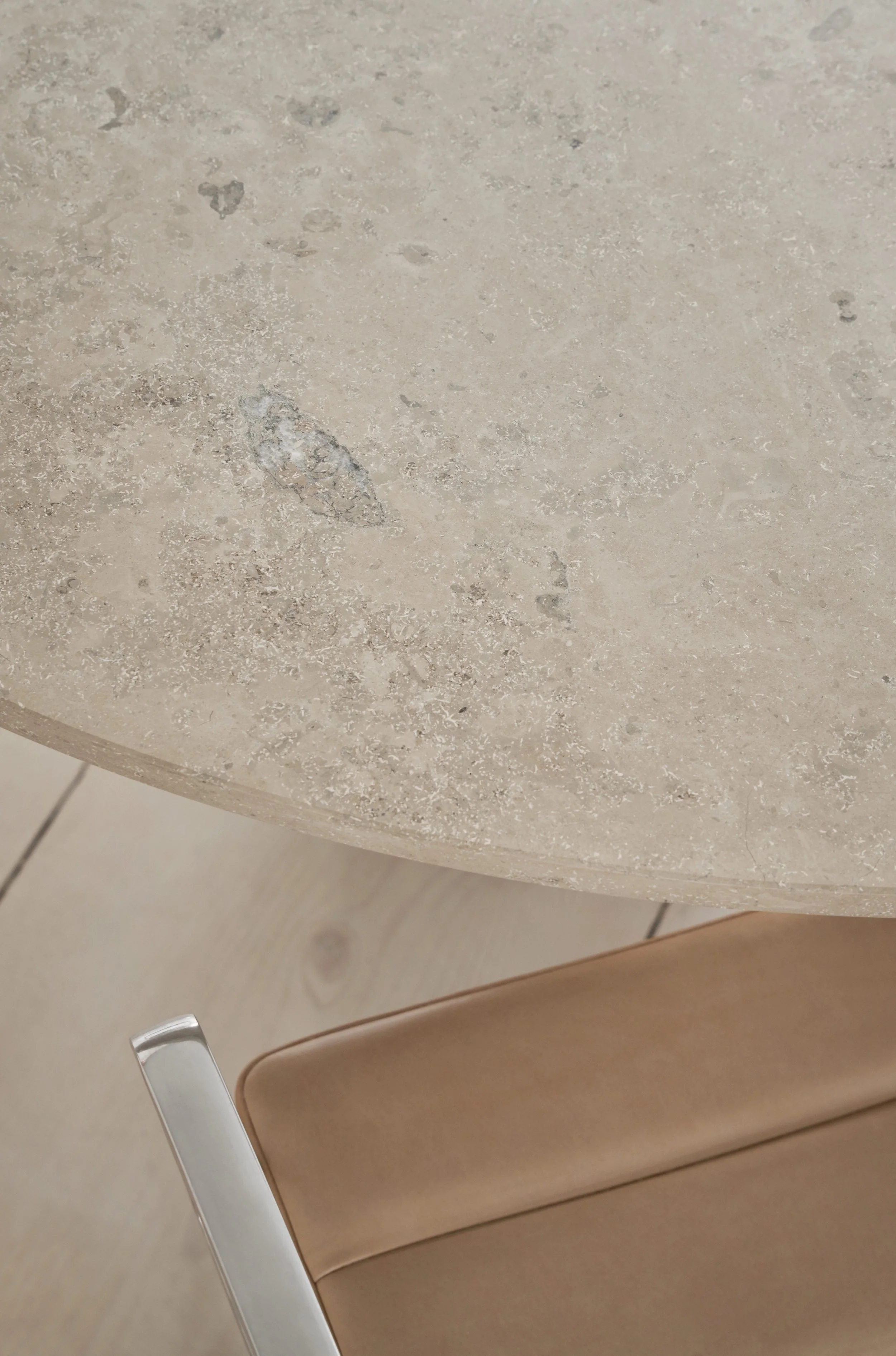 vipp-495-cabin-round-table-150-jura-limestone-lightoak-detail-03.jpg