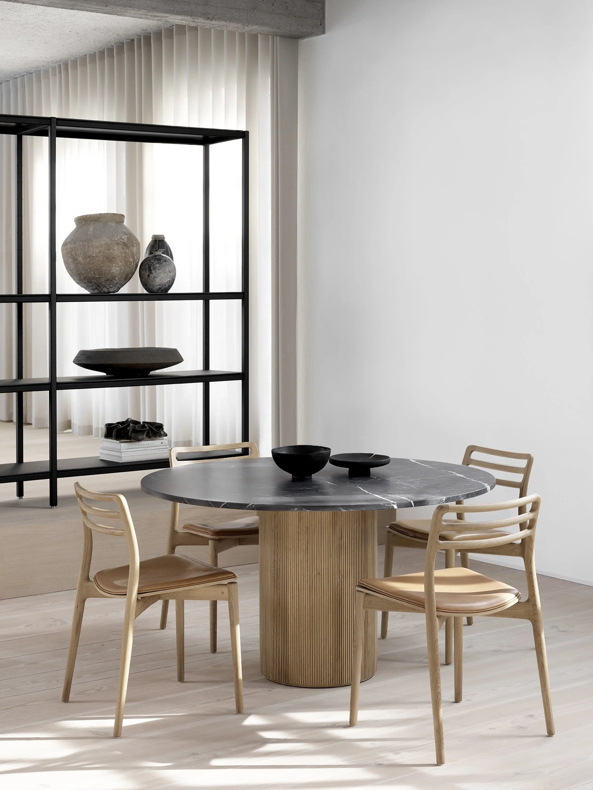 vipp-494-481-cabin-round-table-chair-lightoak-greymarble-01.jpg