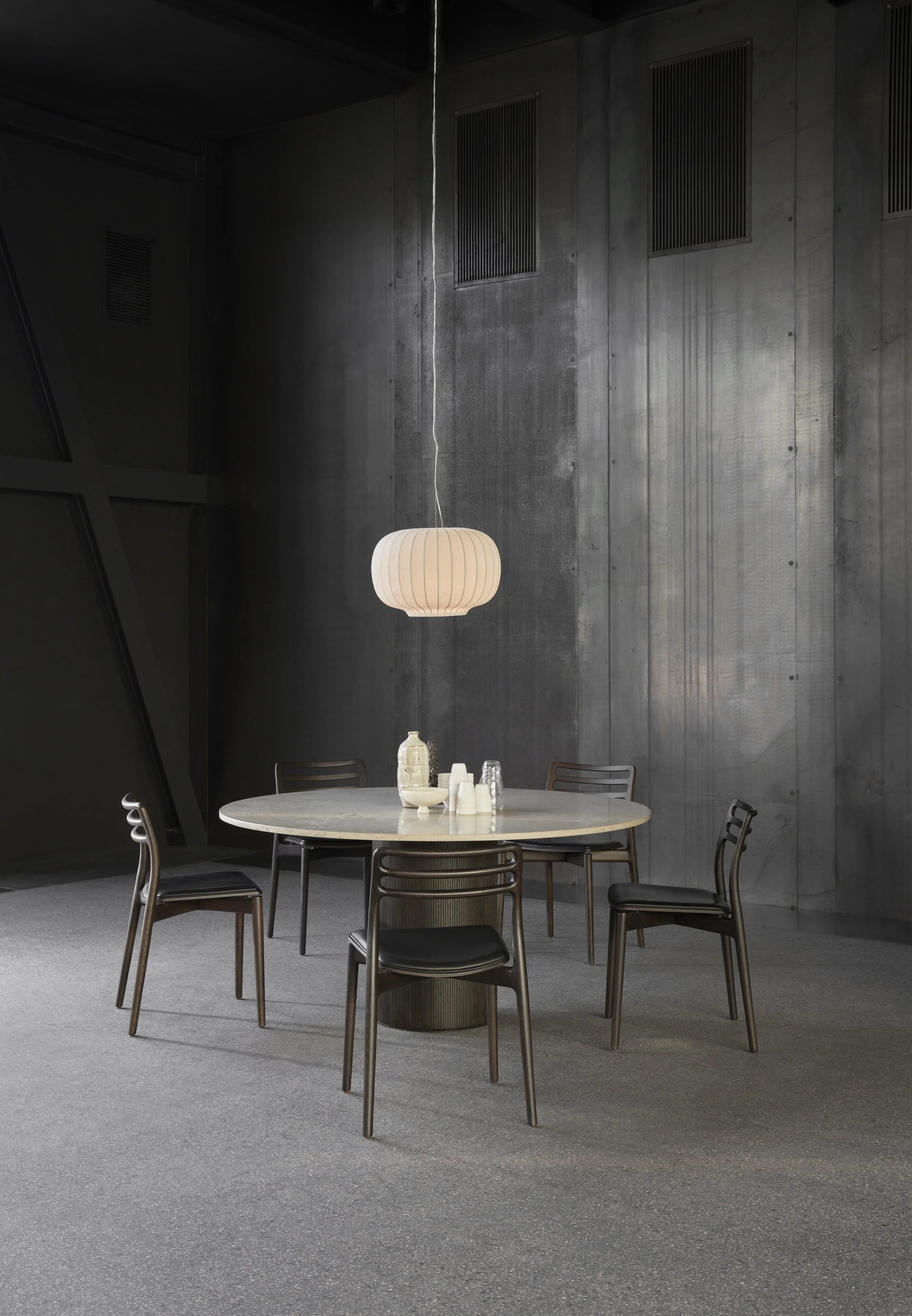 vipp-495-cabin-round-table-150-jura-limestone-dark-oak-03.jpg
