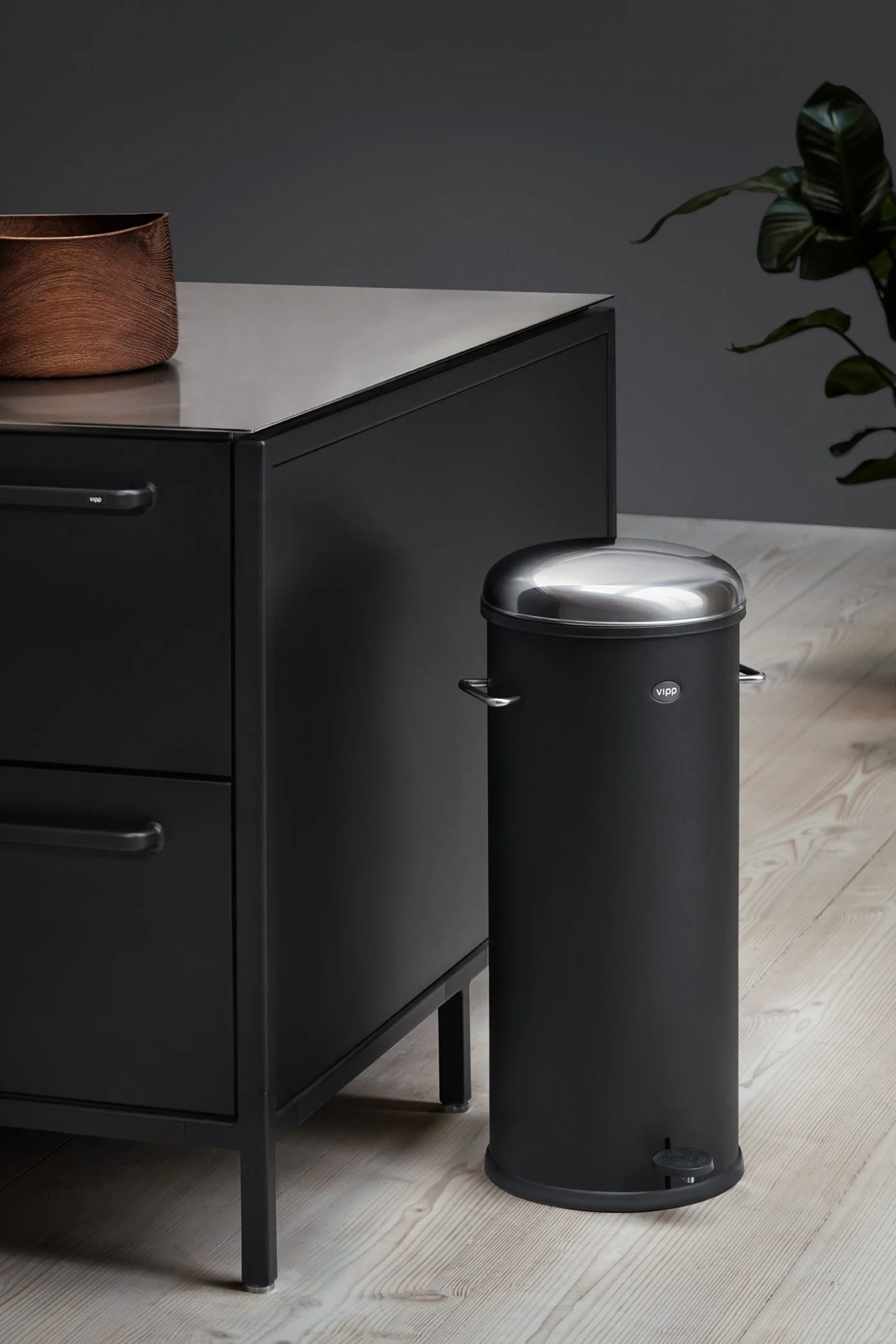 vipp-17-pedal-bin-black-02.jpg