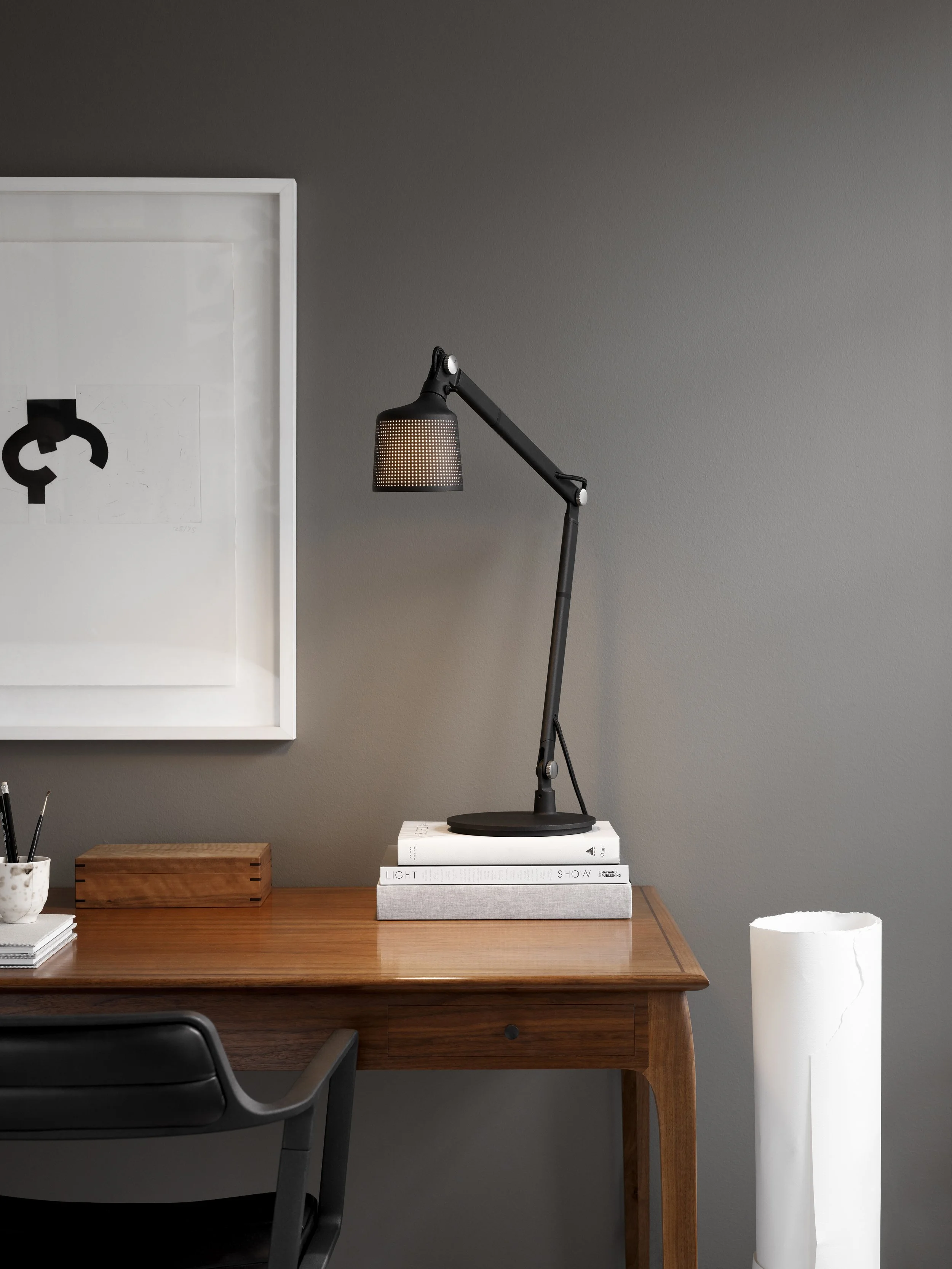 vipp521-desk-lamp-jette-01-ON-low.jpg