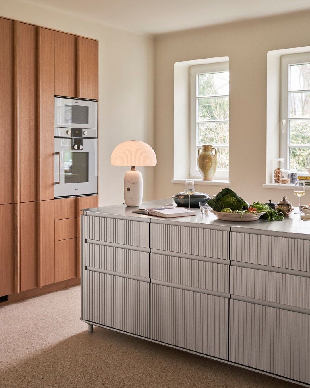 &ldquo;The V3 kitchen felt honest. No unnecessary frills &mdash; just solid craftsmanship, functional beauty, and materials that age well.&rdquo;

For Eva and Jens, their 1928 Art Deco home in Volksdorf is a dialogue between eras &mdash; classic bone