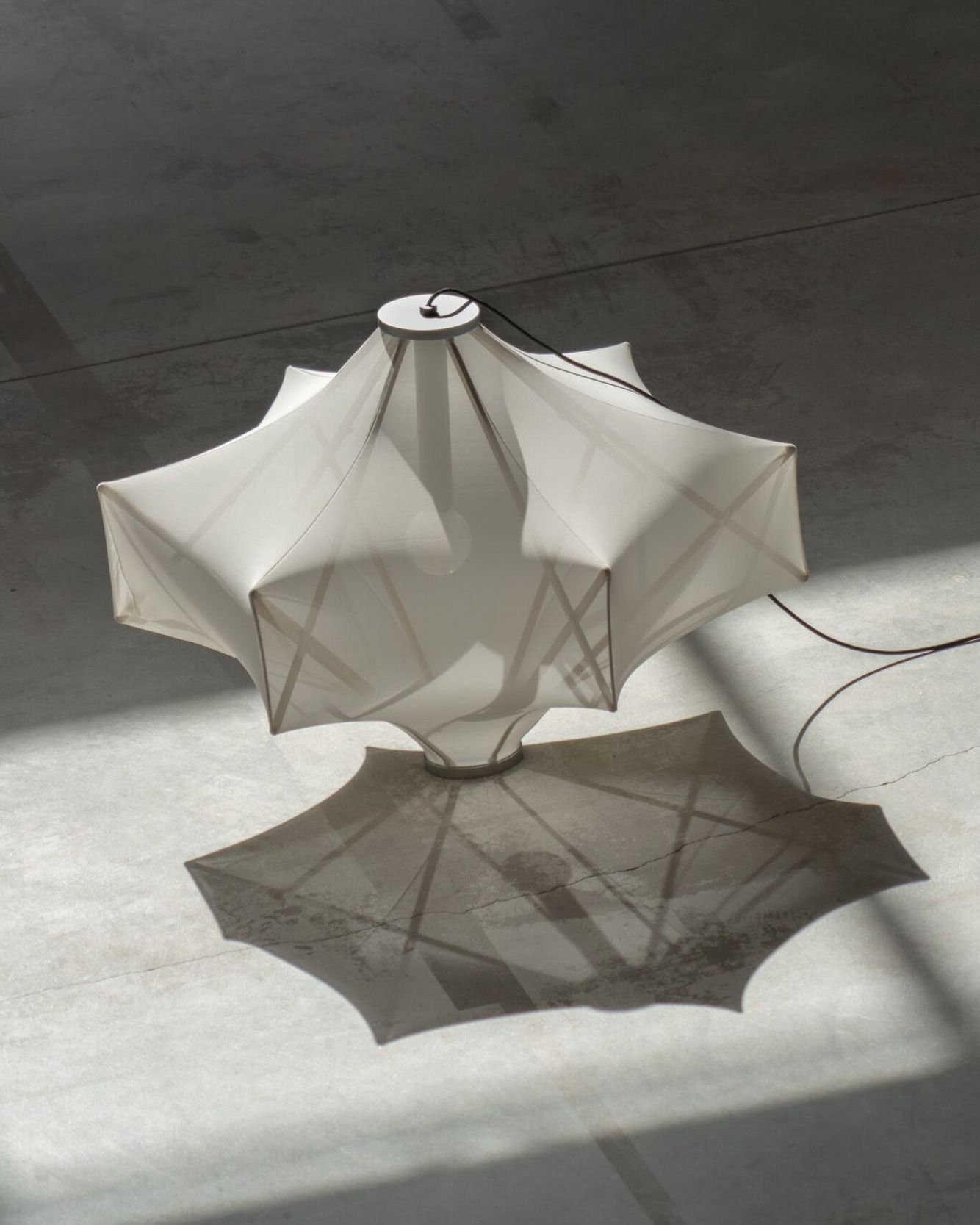 Meet @Astep.Design Sorpresa &mdash; a chandelier that literally unfolds before your eyes.

✨ And it's shortlisted in the Lighting Design Category for Dezeen Awards 2025!

 Inspired by a wool winder, @Samuel_Wilkinson&rsquo;s design expands effortless