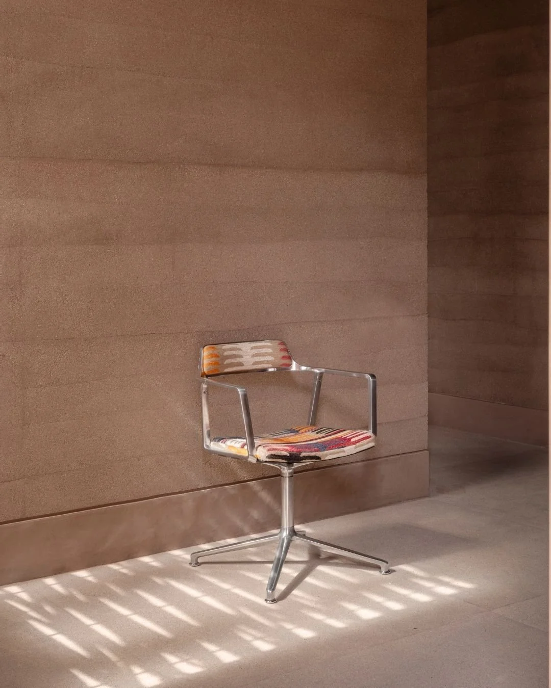 Evening sun draping Todos Santos in gold, shadows stretching long across sand and stone&mdash;here, @Vipp&rsquo;s universe unfolds in tones of sand, stone, and deep, earthy reds.

With furniture carrying Scandinavian taste &mdash; like the Swivel Cha