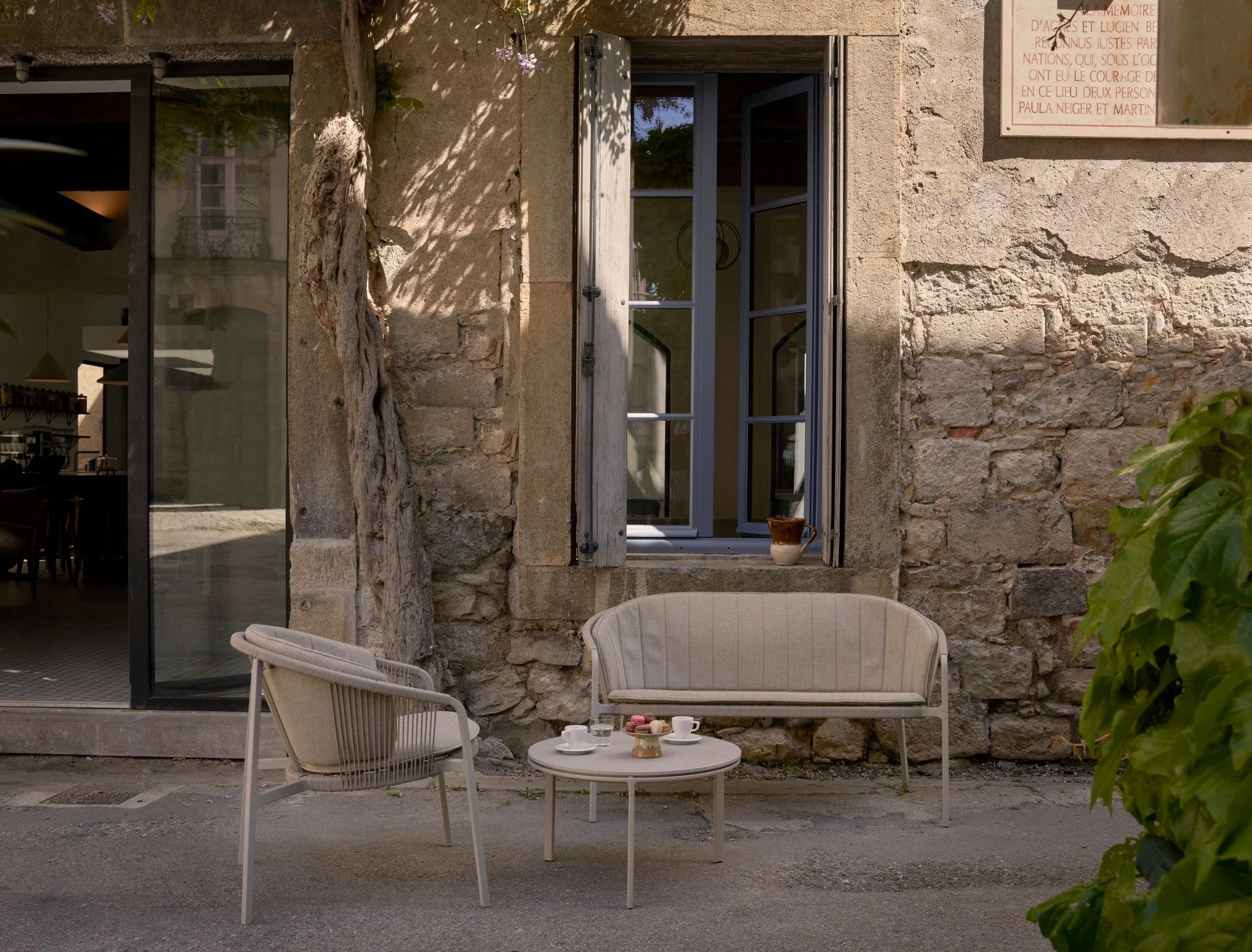 vipp-721-712-714-lagrasse-outdoo-combi-twoseater-lounge-chair-coffee-table-ø60-01.jpg