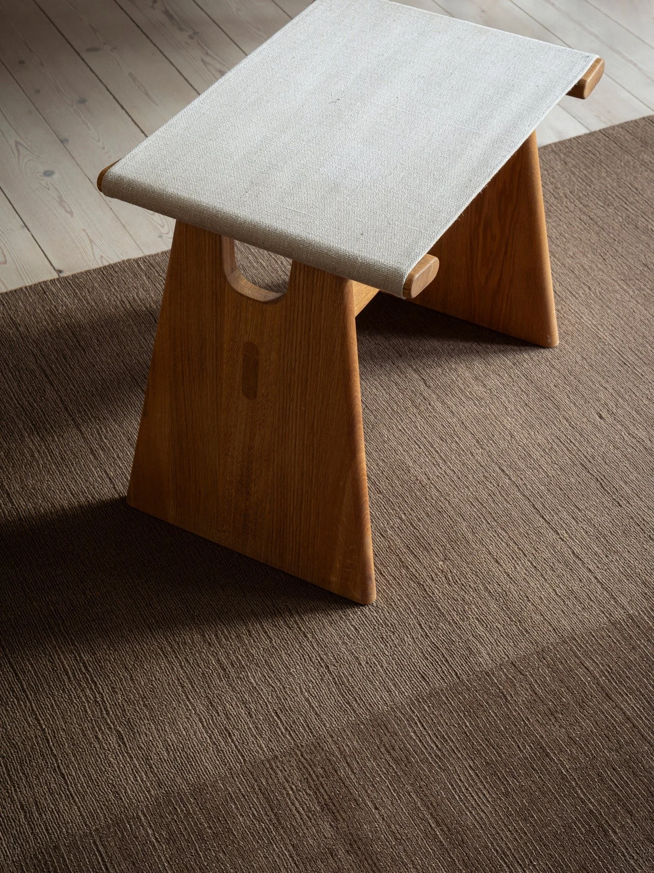 Linie_Design_Echo_Yano_Olive_Brown_Image_03_1350x1800.jpg
