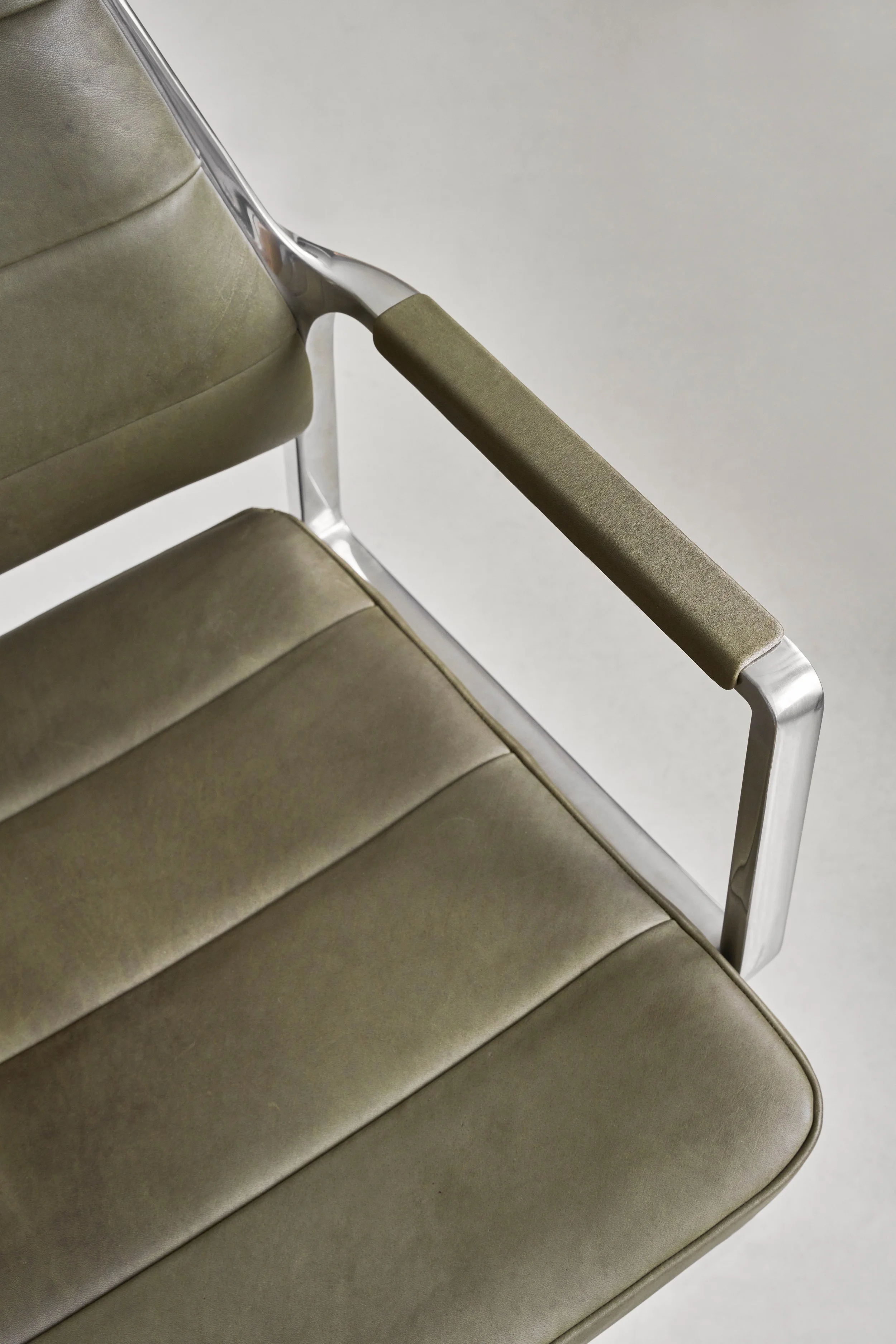 vipp455-swivel-chair-alu-bosco-castors-wih-armpads-detail-01.jpg
