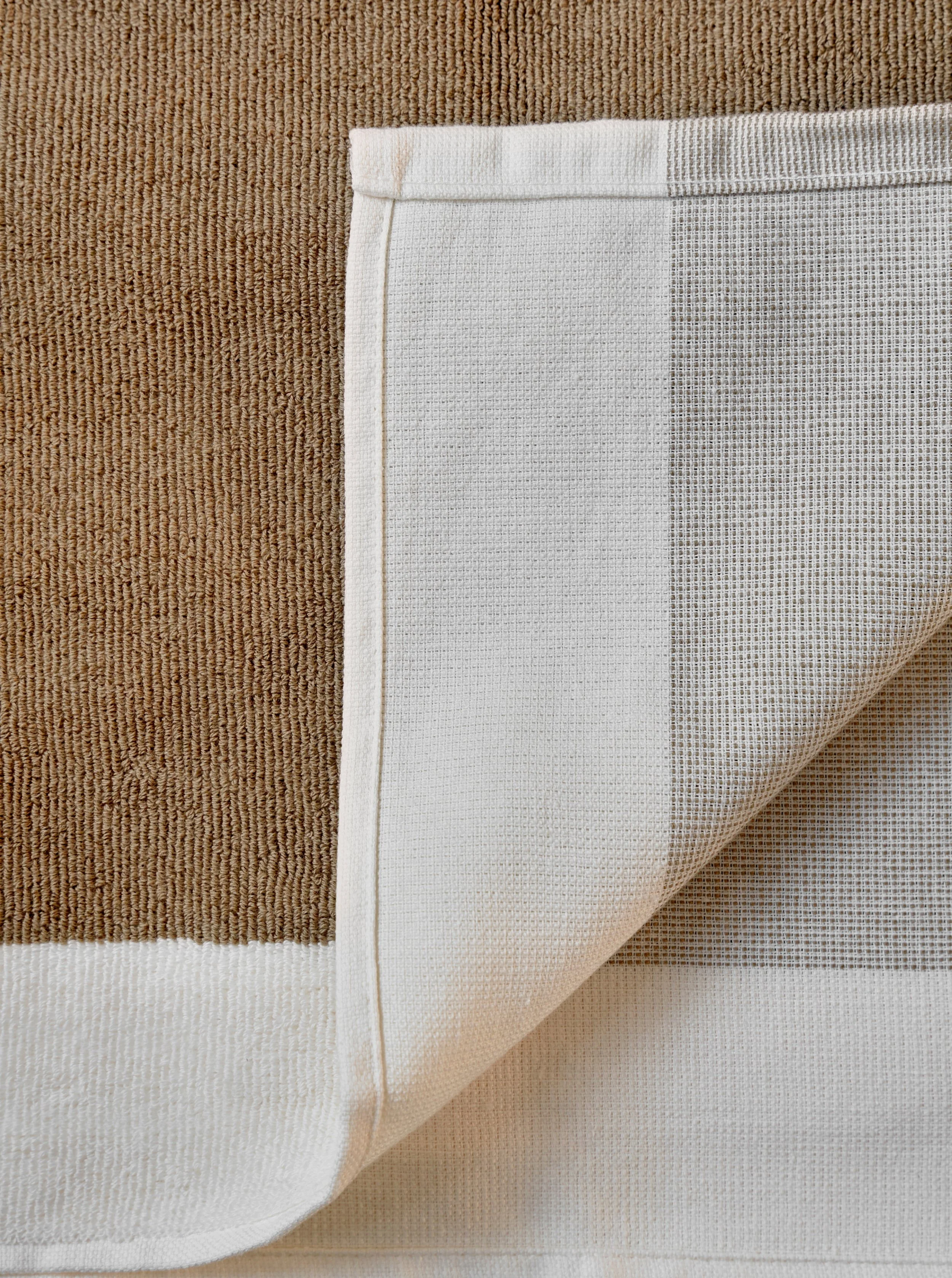 vipp-105-beach-towel-taupe-detail-01.jpg