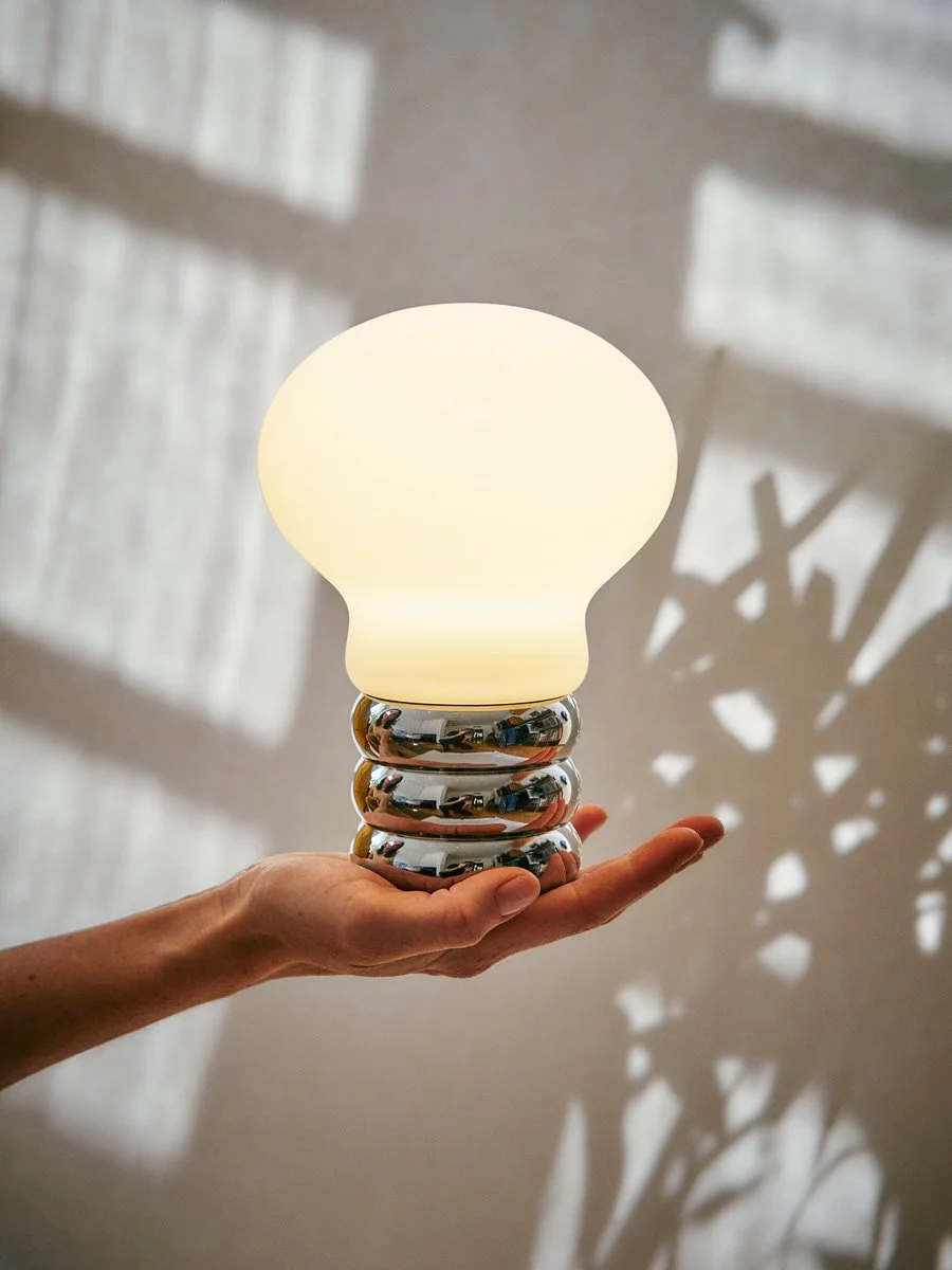 Ingo-Maurer_b.bulb_Haende_Foto-Constantin-Mirbach_web.jpg