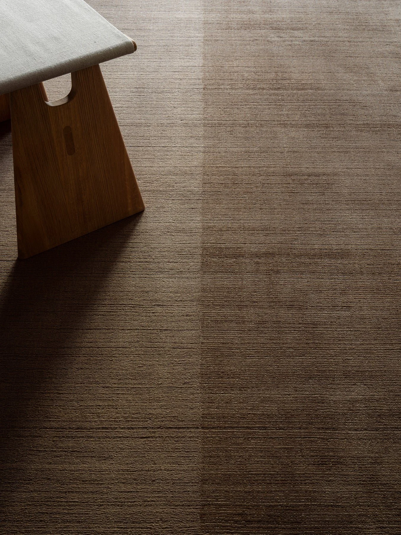 Linie_Design_Echo_Yano_Olive_Brown_Image_07_1350x1800.jpg