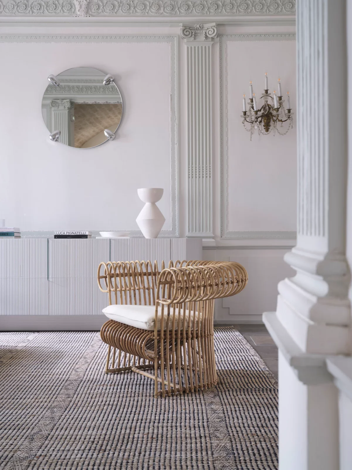 gray-club-tapies-jorn_011@2x.webp