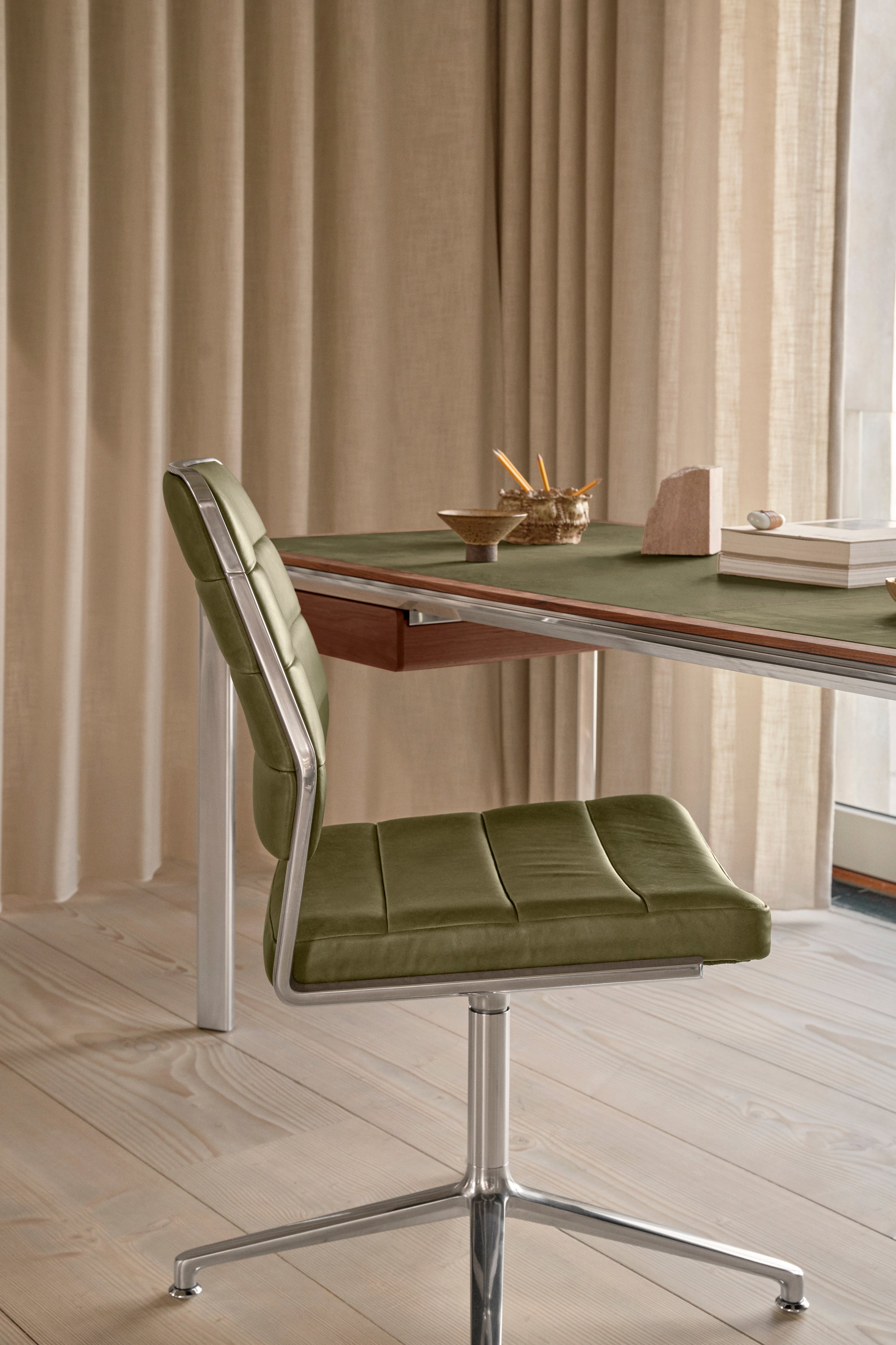 vipp-454-swivel-chair-alu-bosco-green-gliders-05.jpg