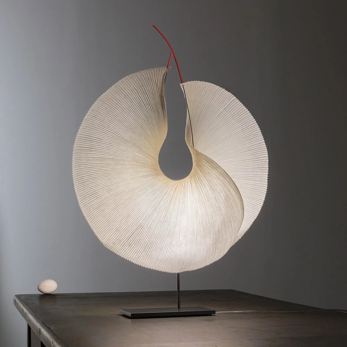Ingo-Maurer-Yoruba-Rose-LED-Tischleuchte-weiss-Situation.jpg