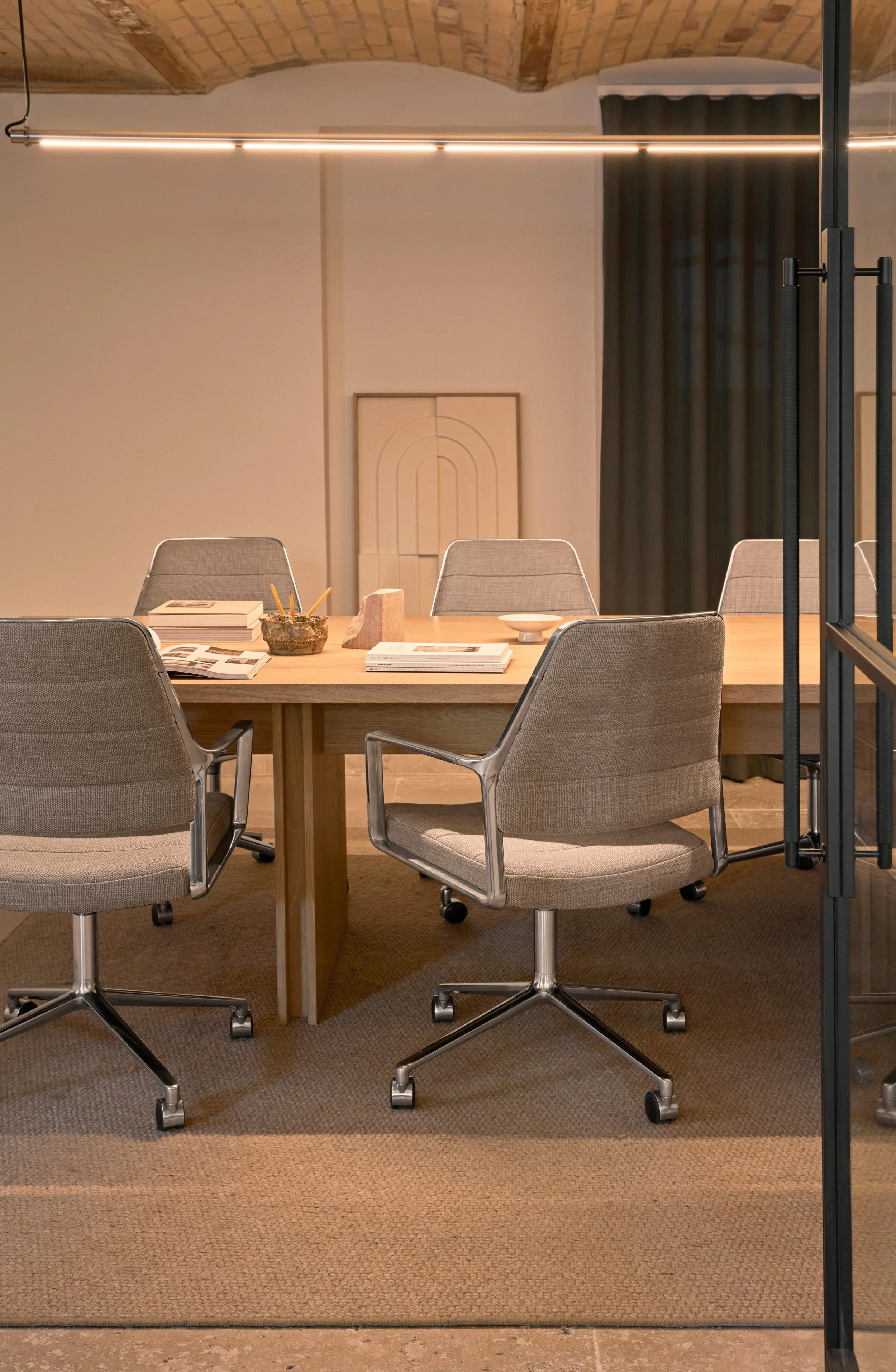 vipp-455-swivel-chair-alu-tide-textile-castors-02.jpg