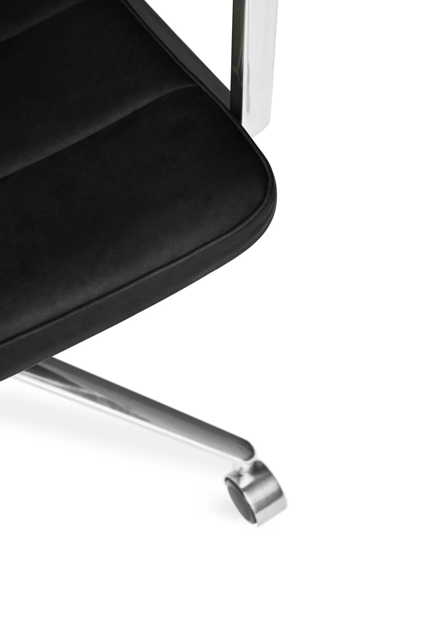 vipp455+-swivel-chair-alu-black-leather-castors-detail-01.jpg