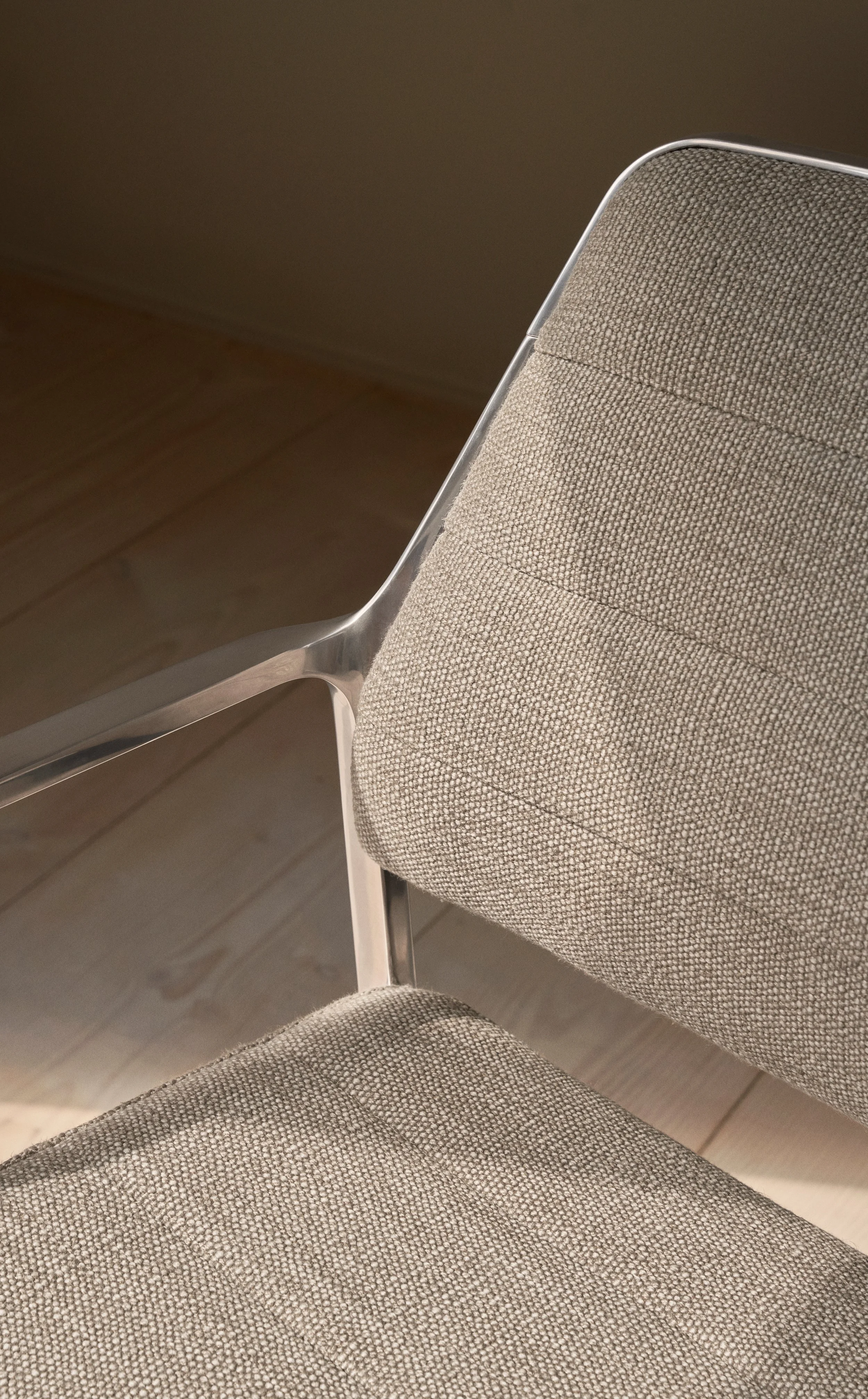 vipp-455-swivel-chair-alu-tide-textile-castors-detail-01.jpg