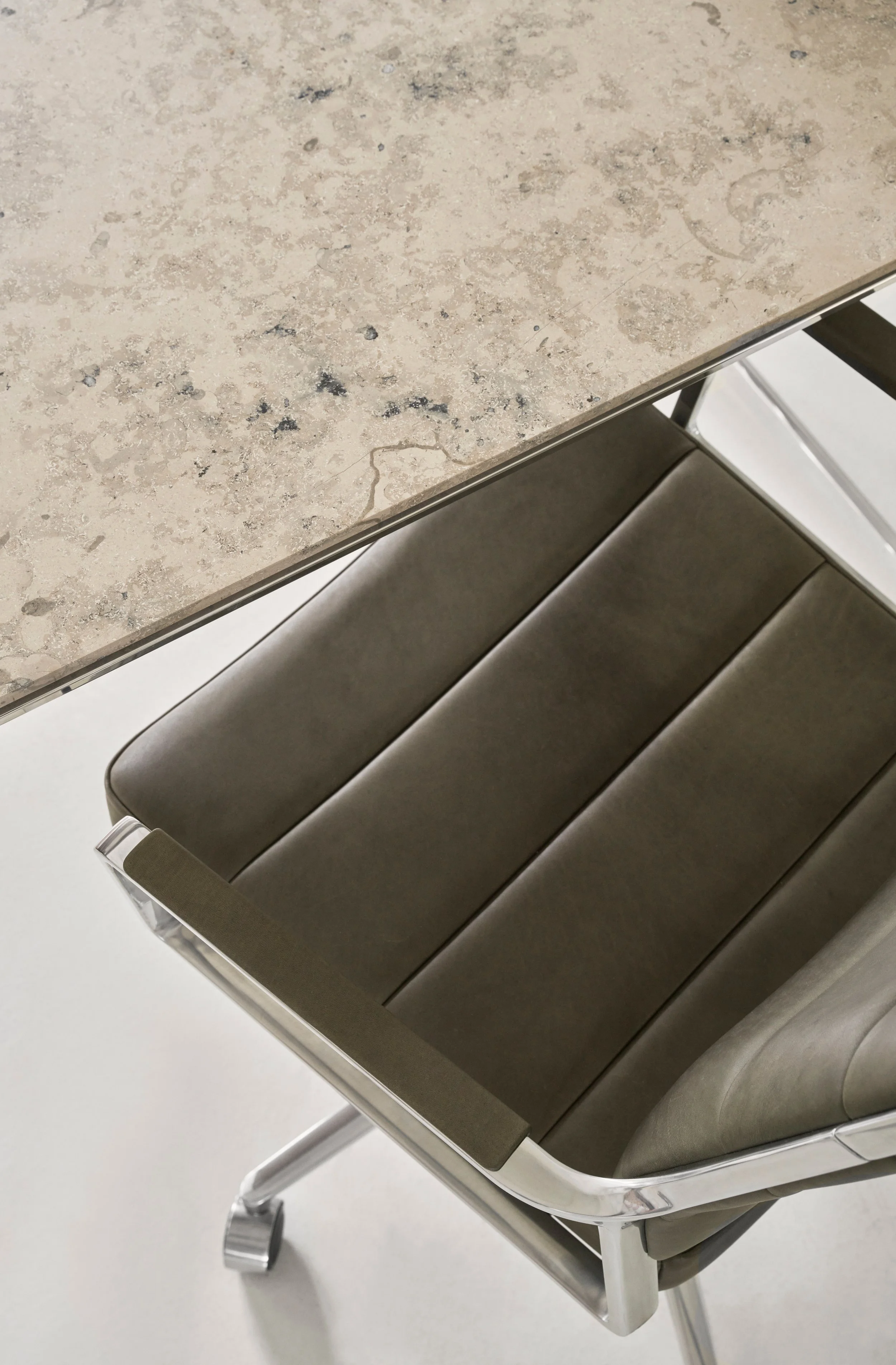 vipp455-swivel-chair-alu-bosco-castors-wih-armpads-detail-02.jpg