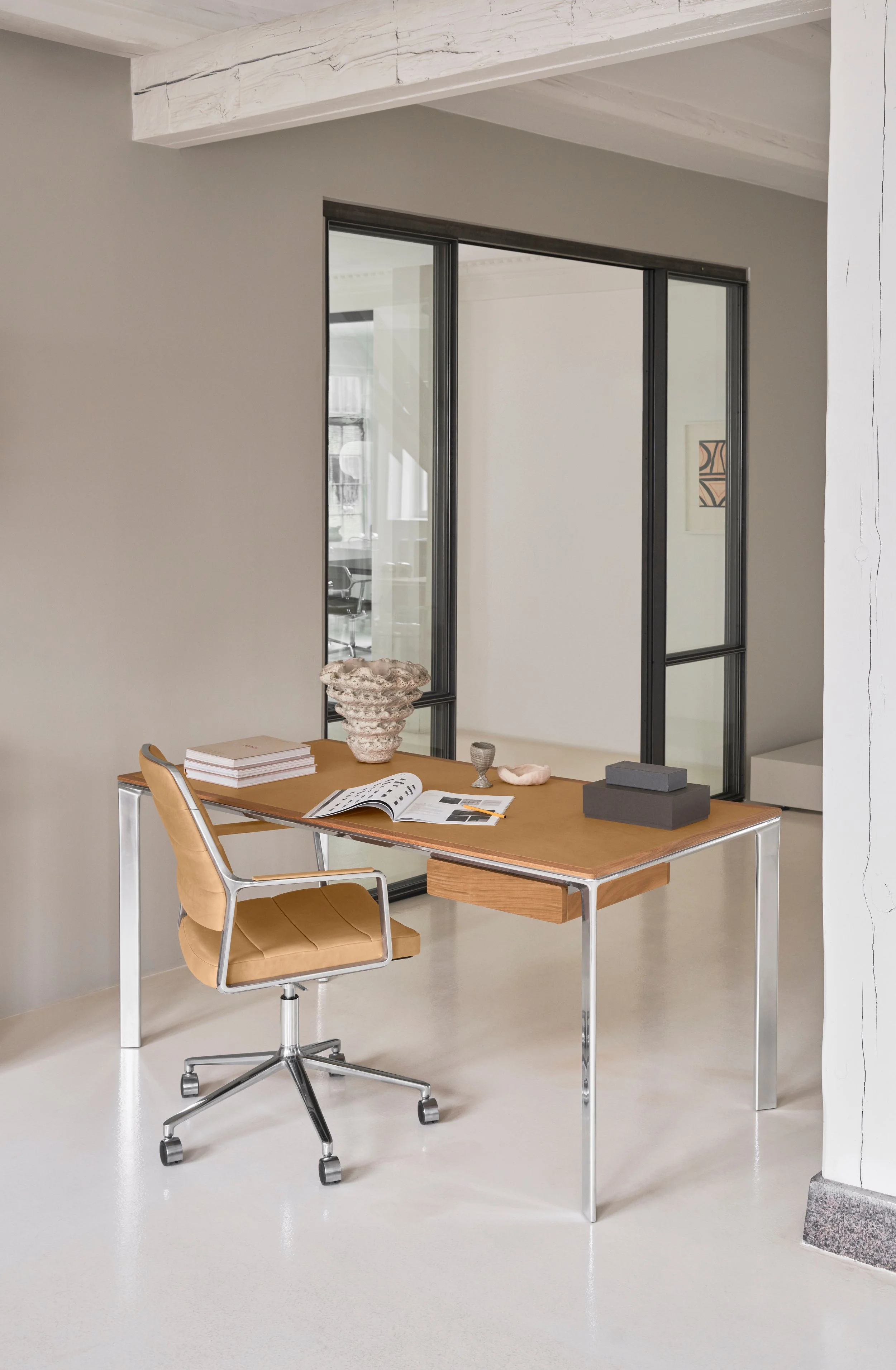 vipp-432-work-desk-camel-leather-01.jpg