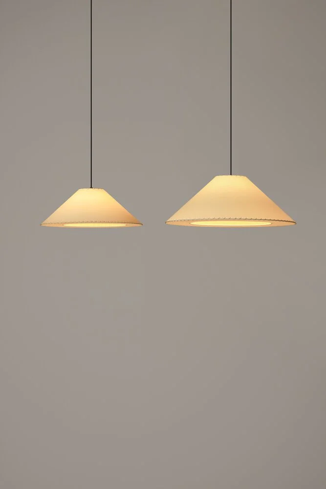 Sisisi-Conica-Plana-beige-familia-ON-SantaCole-EnricBadrinas-2023-RET-x1000.jpg