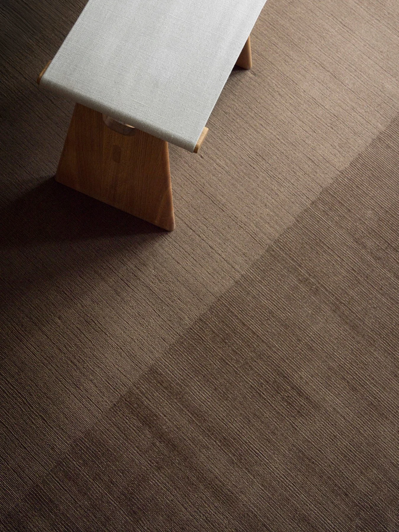 Linie_Design_Echo_Yano_Olive_Brown_Image_04_1350x1800.jpg