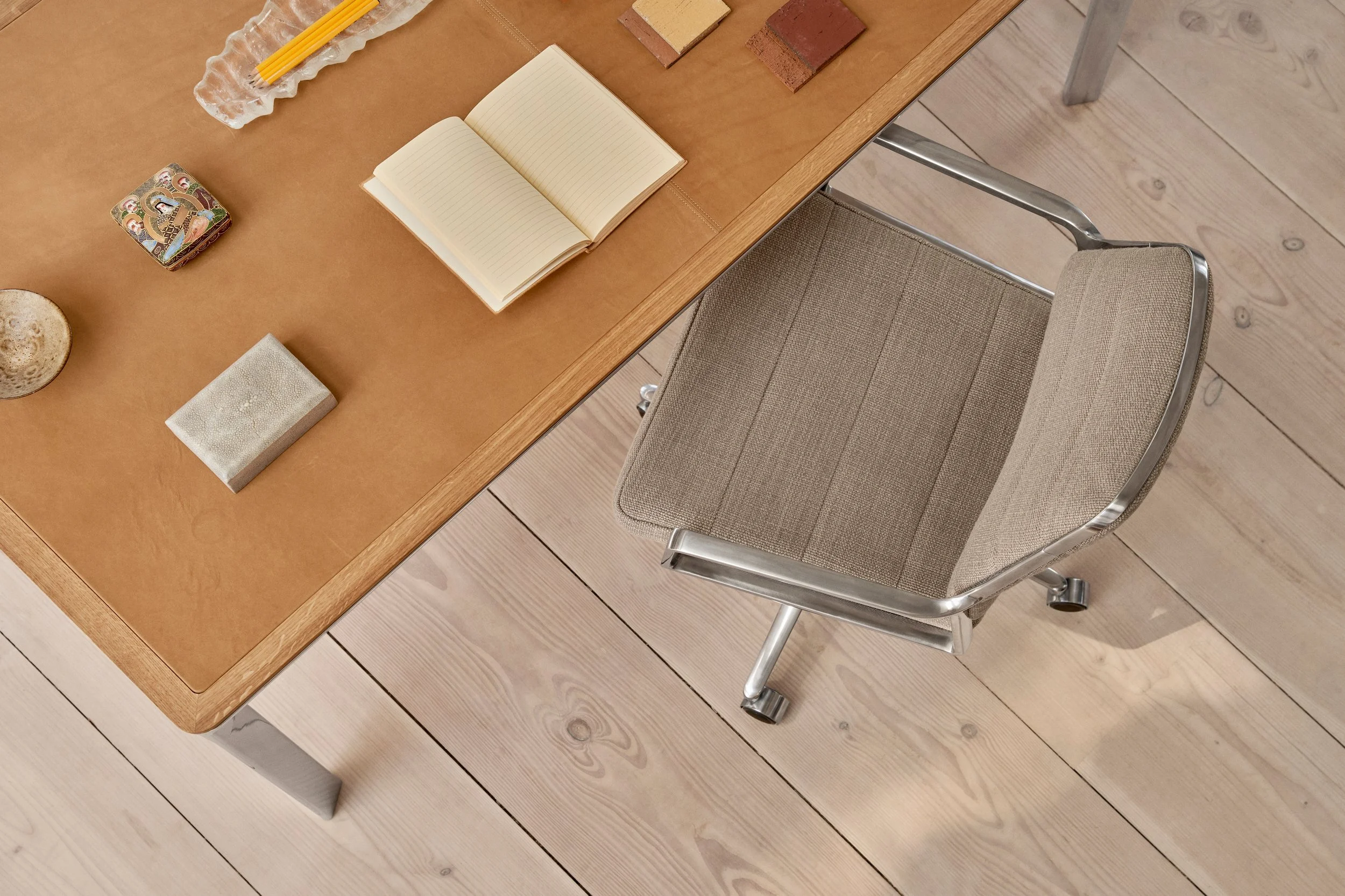 vipp-455-swivel-chair-alu-tide-textile-castors-07.jpg