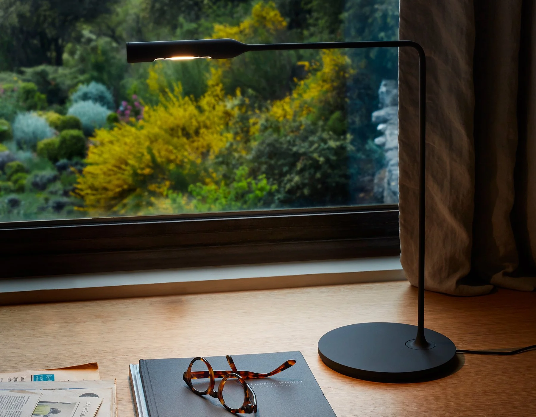 Gallery_Flo_Desk_01.jpg