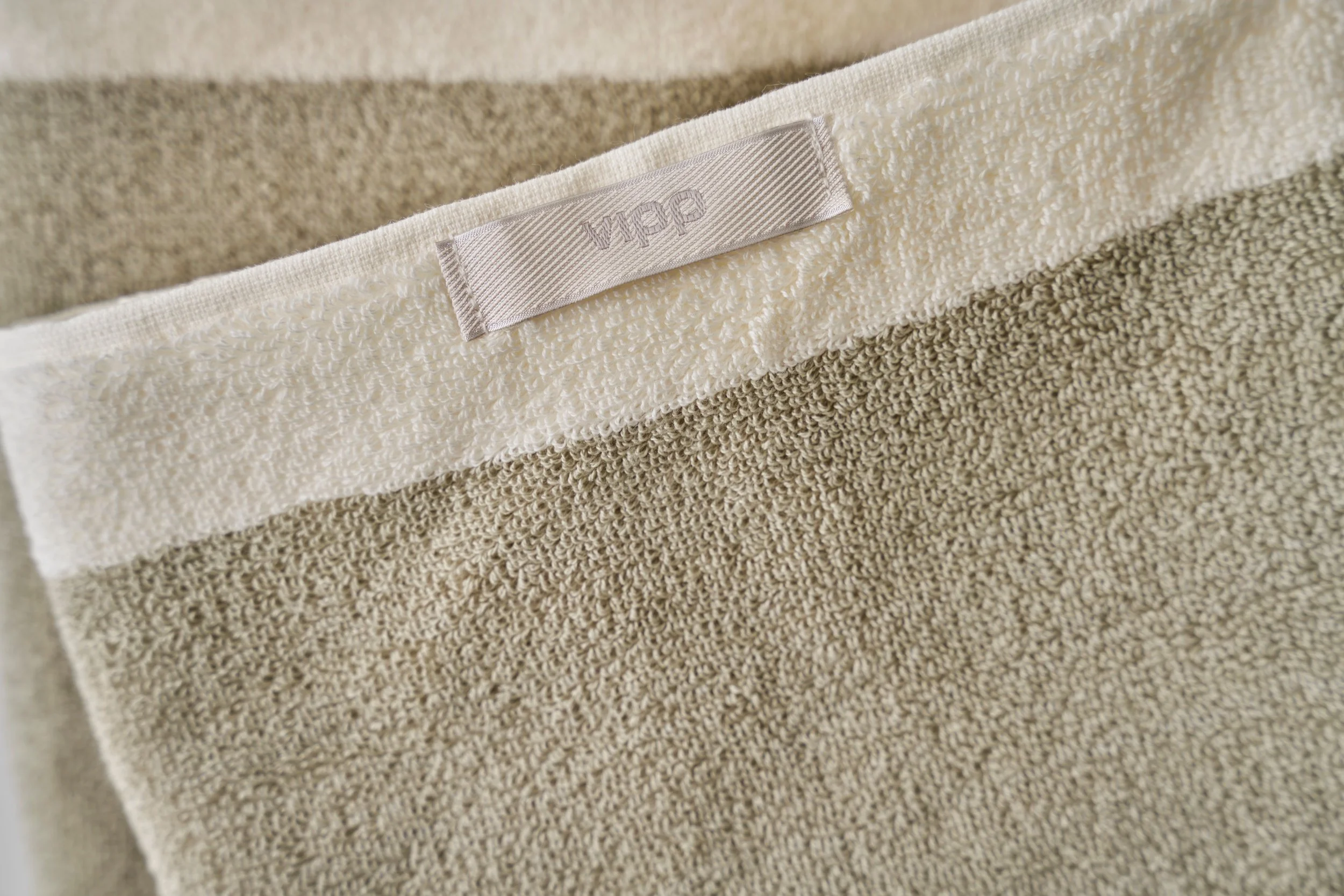 vipp-102-105-towel-khaki-detail-02.jpg