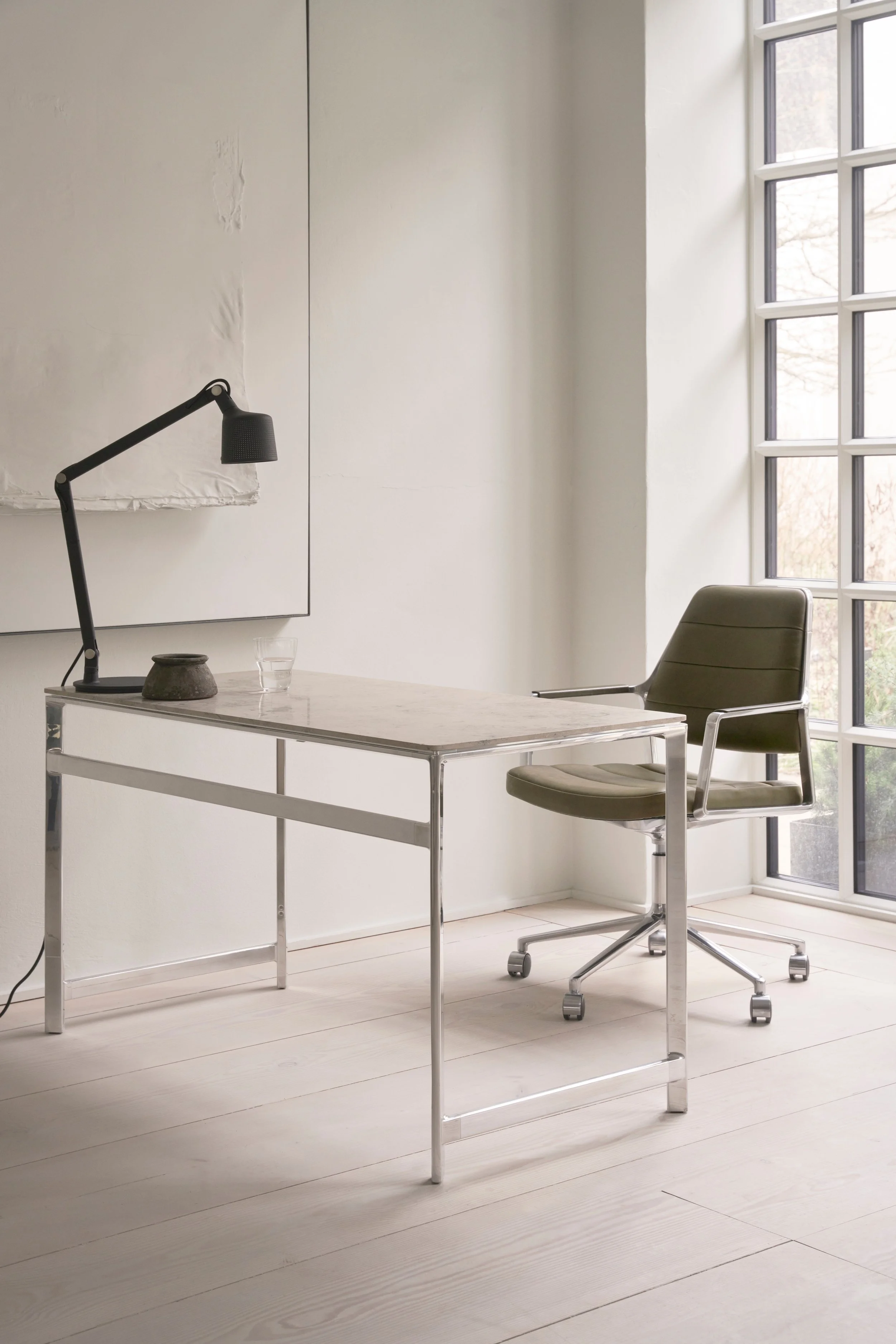 vipp455-swivel-chair-alu-bosco-castors-wih-armpads-01.jpg
